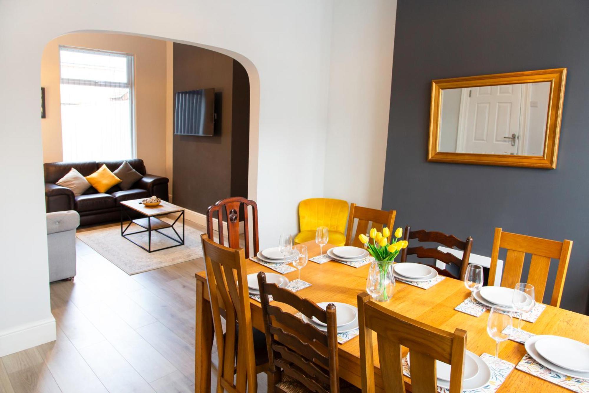 4 Bedrooms Spacious House With 2 Bathrooms Free Parking - Sleeps Up To 10 Guests *