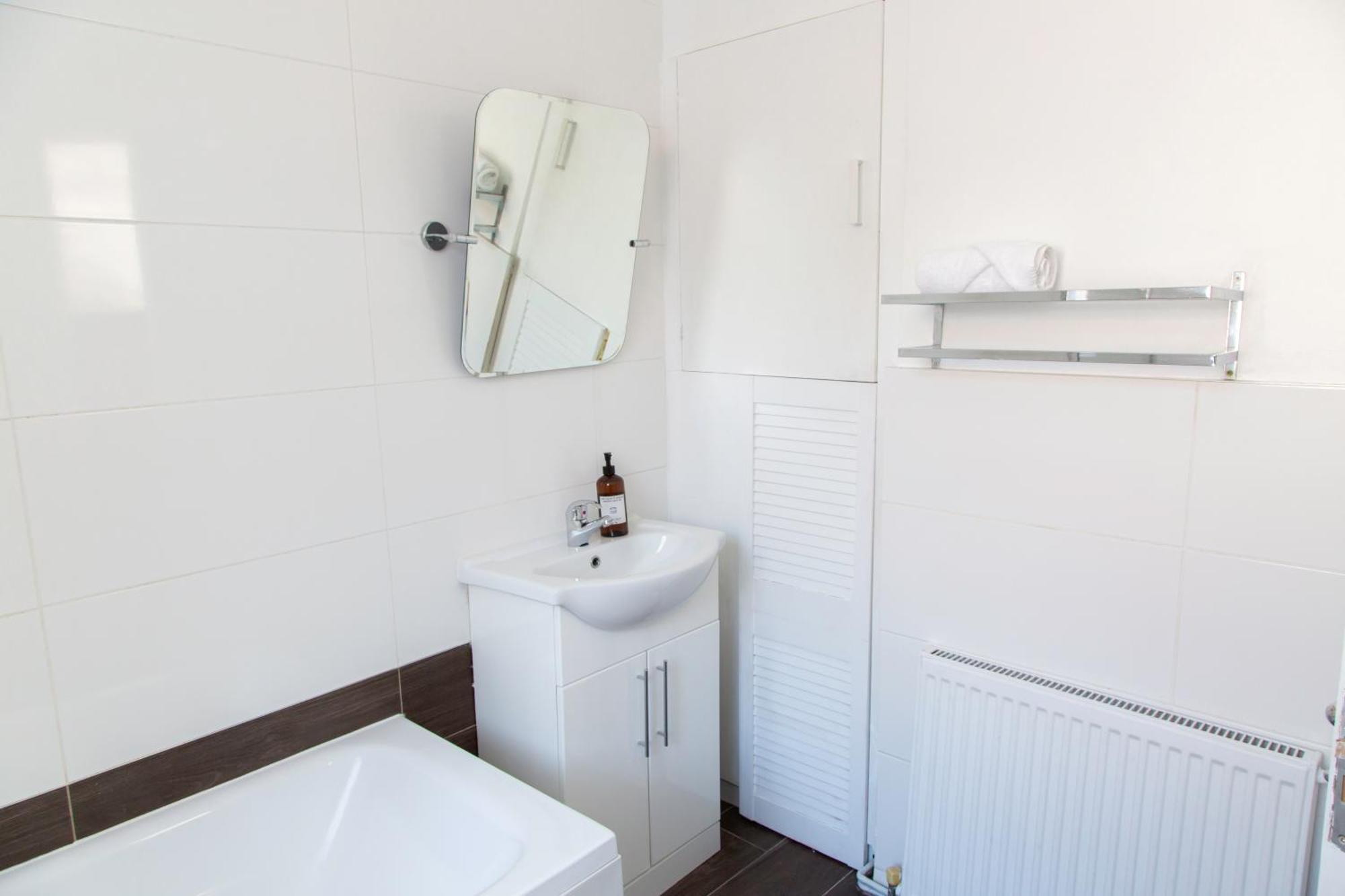 Holiday home 4 Bedrooms Spacious House With 2 Bathrooms Free Parking - Sleeps Up To 10 Guests