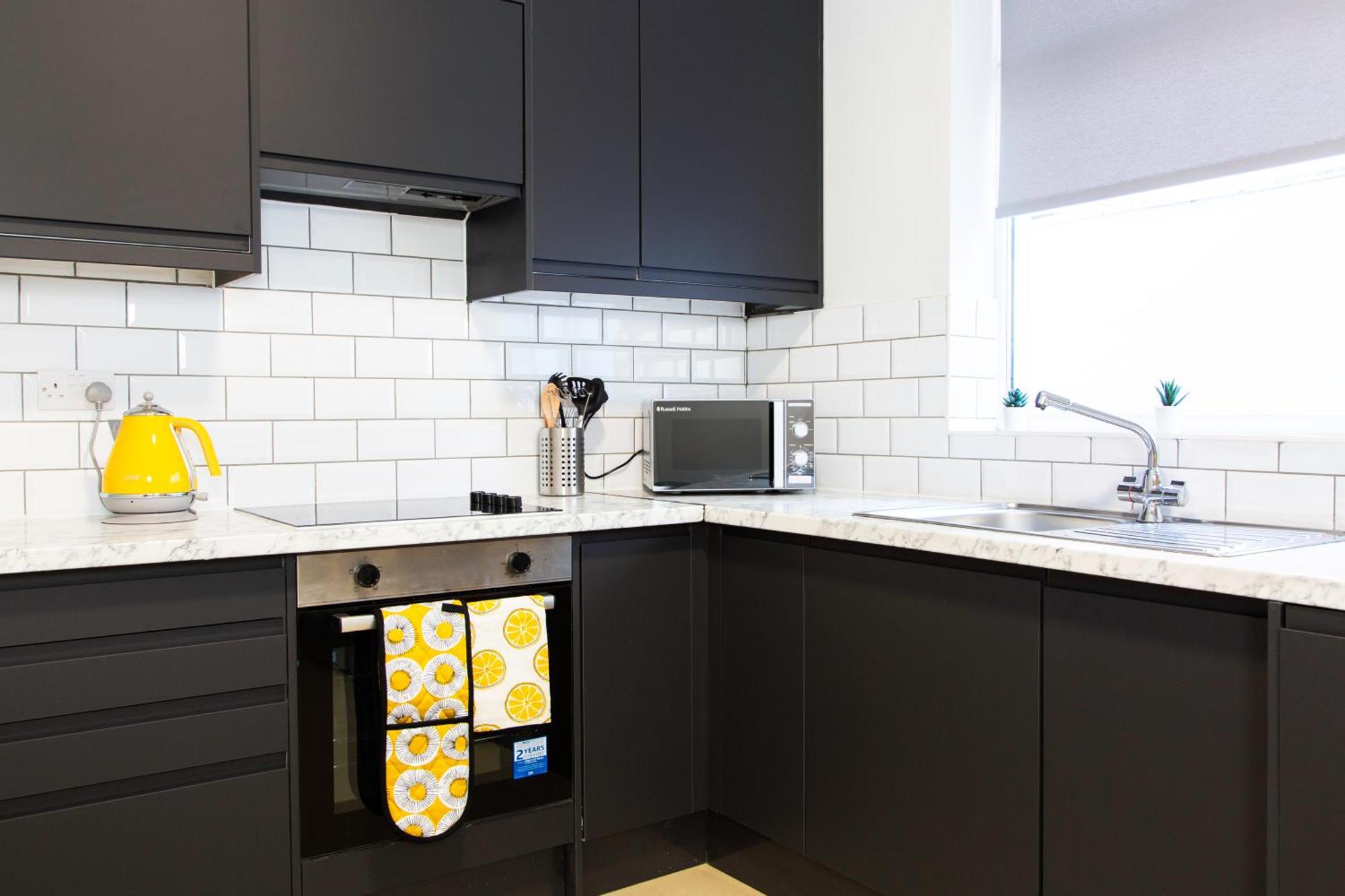 4 Bedrooms Spacious House With 2 Bathrooms Free Parking - Sleeps Up To 10 Guests Holiday home