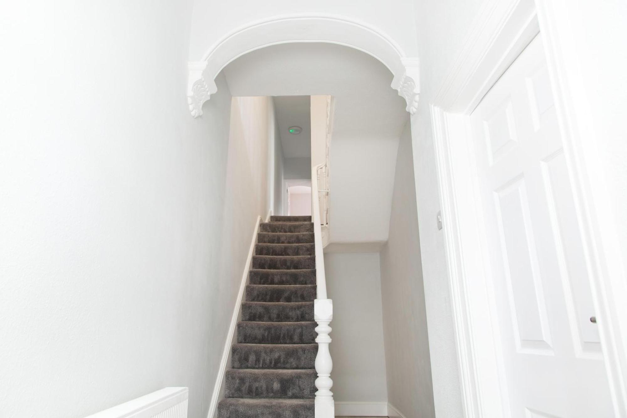 4 Bedrooms Spacious House With 2 Bathrooms Free Parking - Sleeps Up To 10 Guests