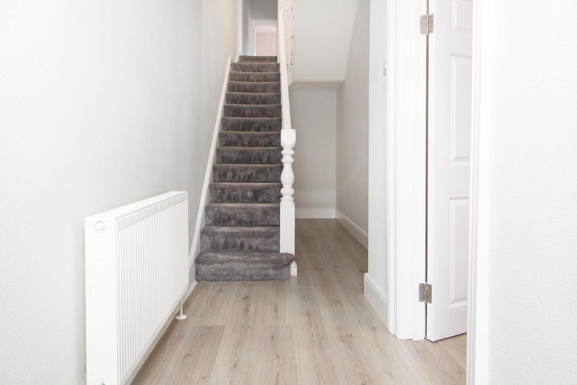 4 Bedrooms Spacious House With 2 Bathrooms Free Parking - Sleeps Up To 10 Guests Holiday home *