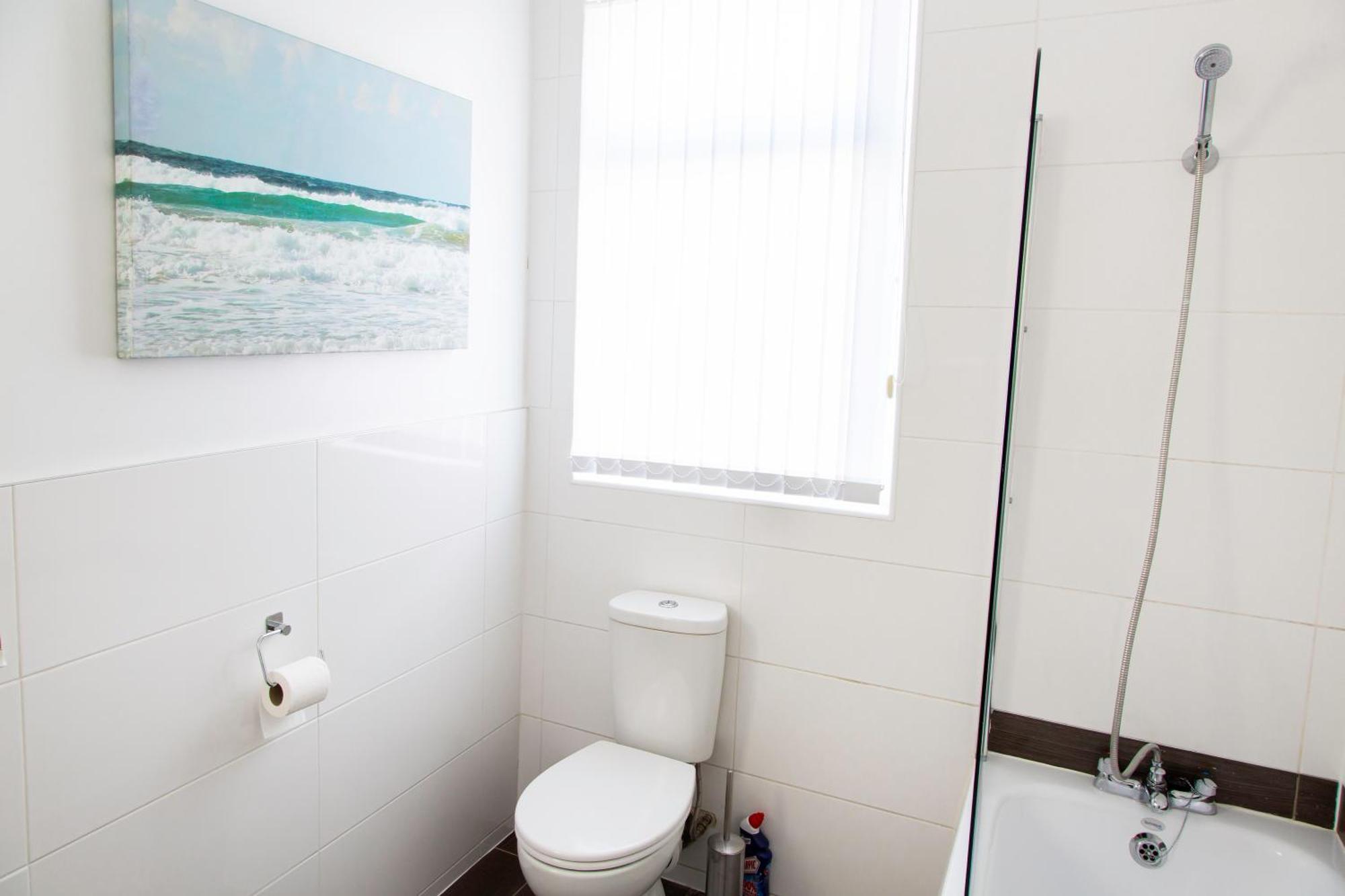 4 Bedrooms Spacious House With 2 Bathrooms Free Parking - Sleeps Up To 10 Guests *