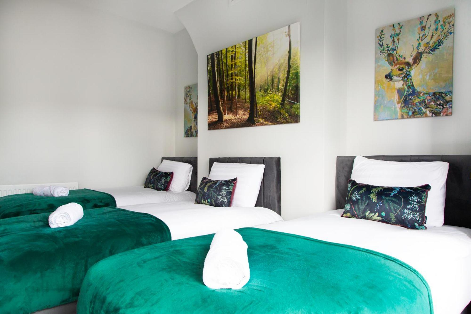 4 Bedrooms Spacious House With 2 Bathrooms Free Parking - Sleeps Up To 10 Guests Holiday home Liverpool