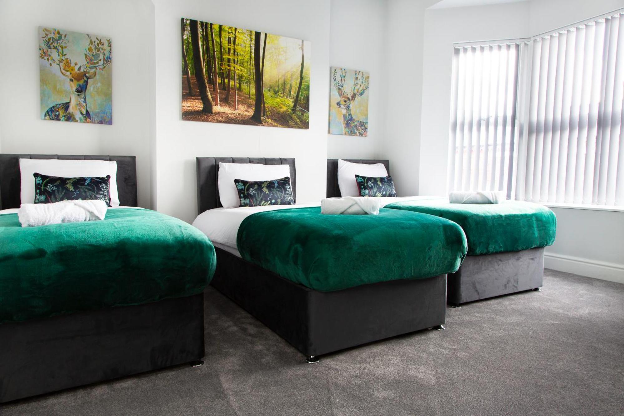 Holiday home 4 Bedrooms Spacious House With 2 Bathrooms Free Parking - Sleeps Up To 10 Guests Liverpool
