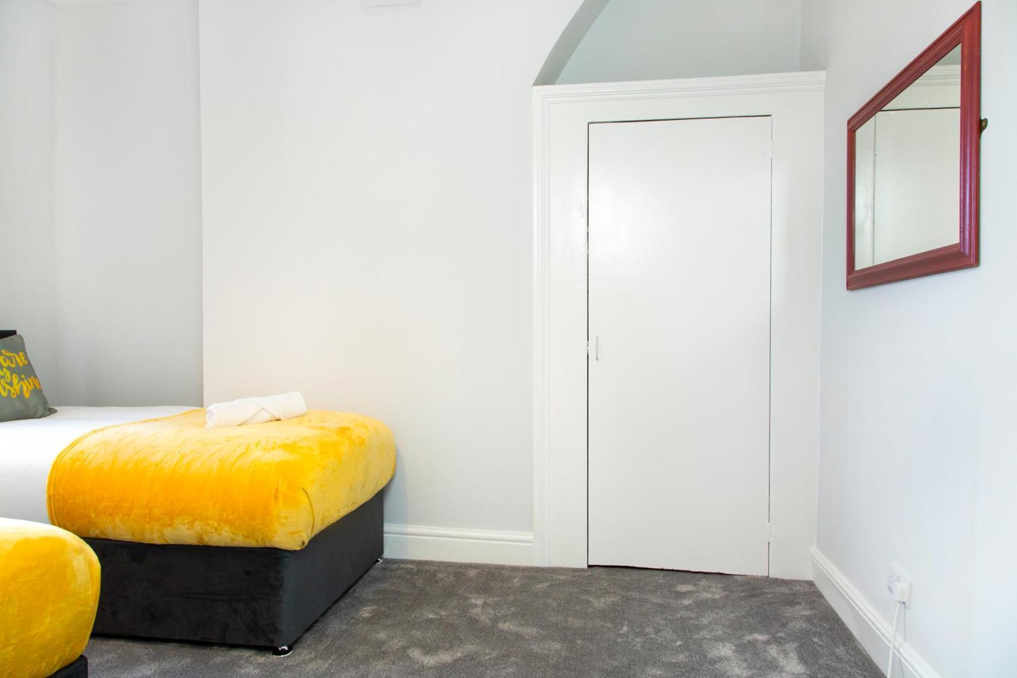 Holiday home 4 Bedrooms Spacious House With 2 Bathrooms Free Parking - Sleeps Up To 10 Guests
