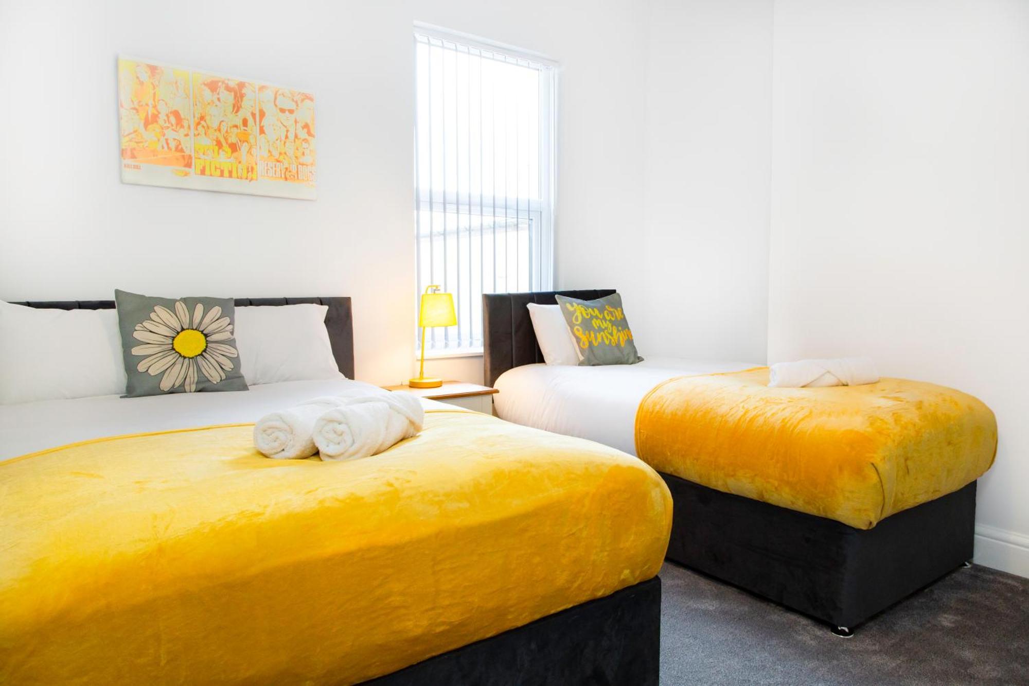 4 Bedrooms Spacious House With 2 Bathrooms Free Parking - Sleeps Up To 10 Guests Holiday home Liverpool