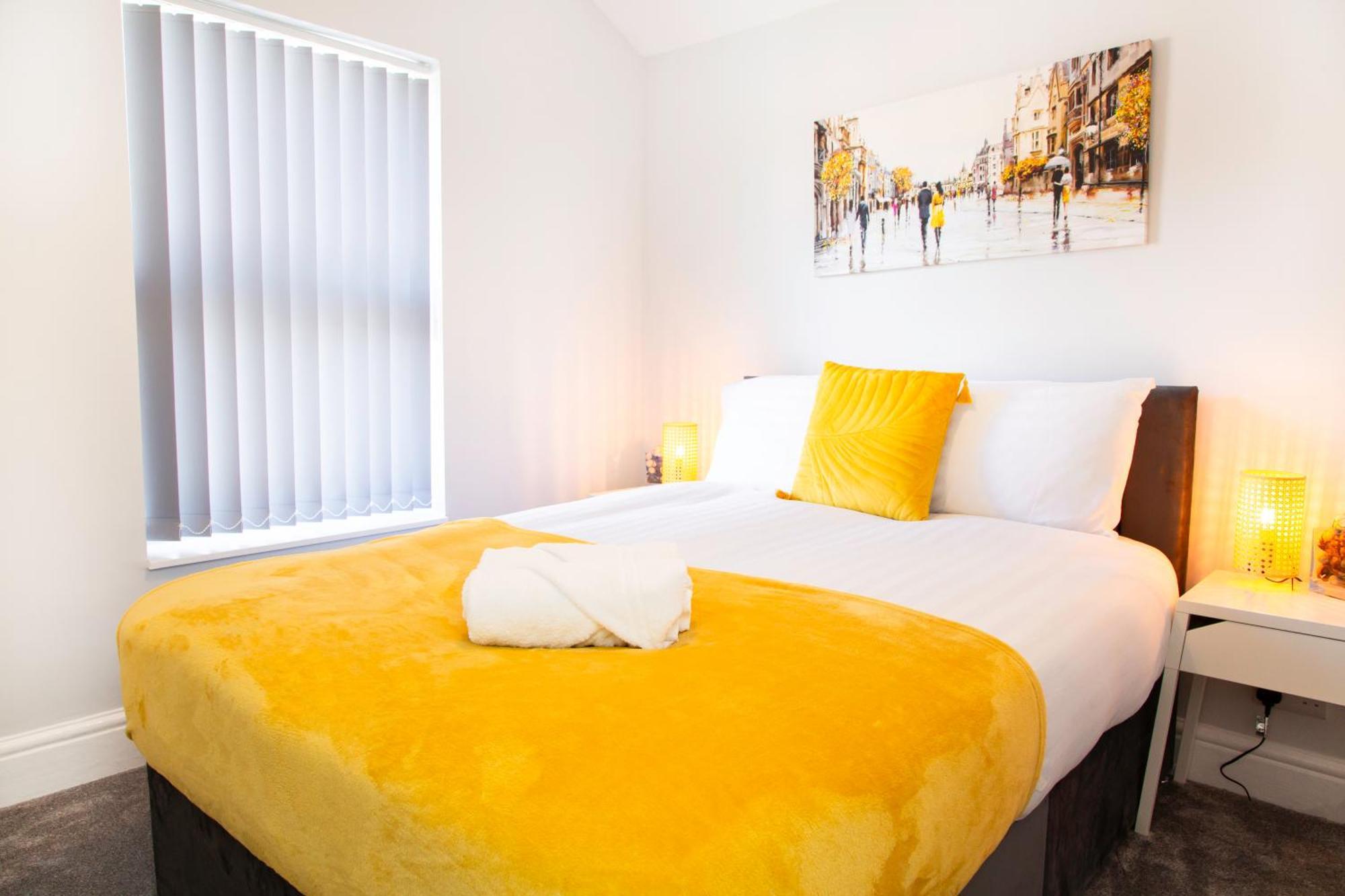 4 Bedrooms Spacious House With 2 Bathrooms Free Parking - Sleeps Up To 10 Guests Holiday home