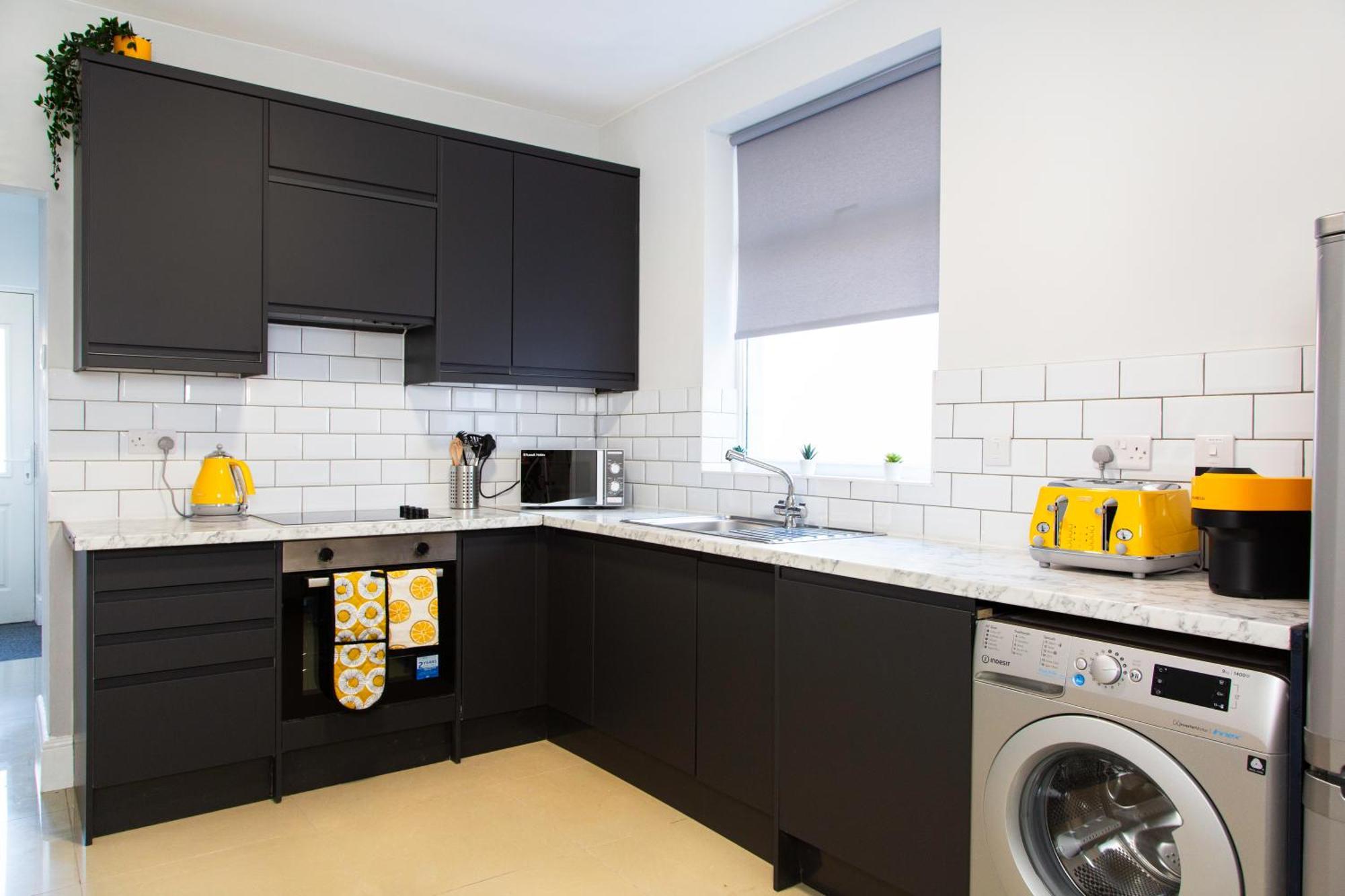4 Bedrooms Spacious House With 2 Bathrooms Free Parking - Sleeps Up To 10 Guests Holiday home