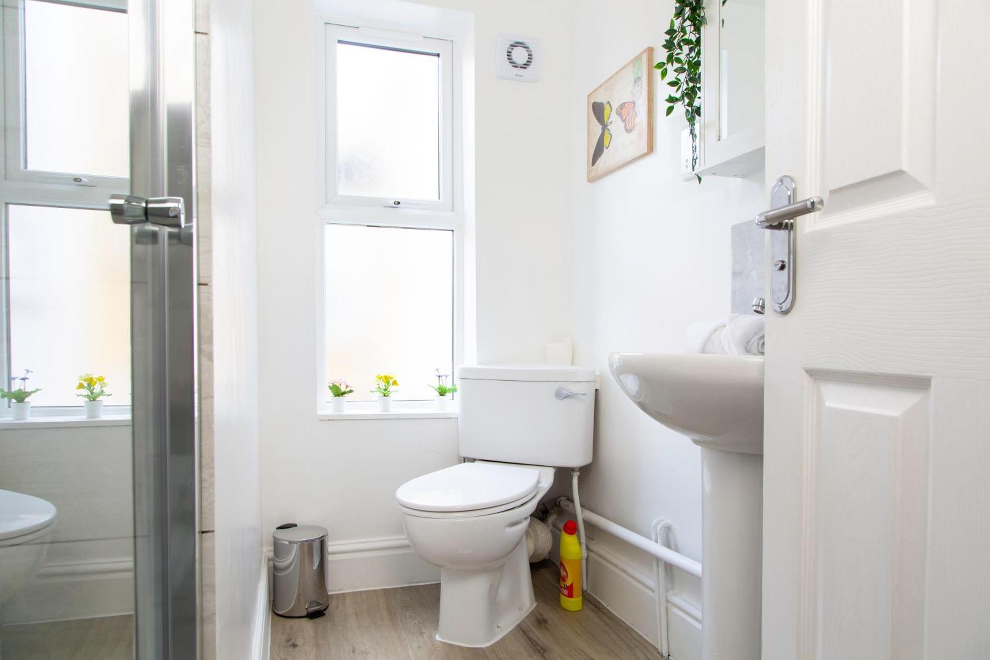 Holiday home 4 Bedrooms Spacious House With 2 Bathrooms Free Parking - Sleeps Up To 10 Guests