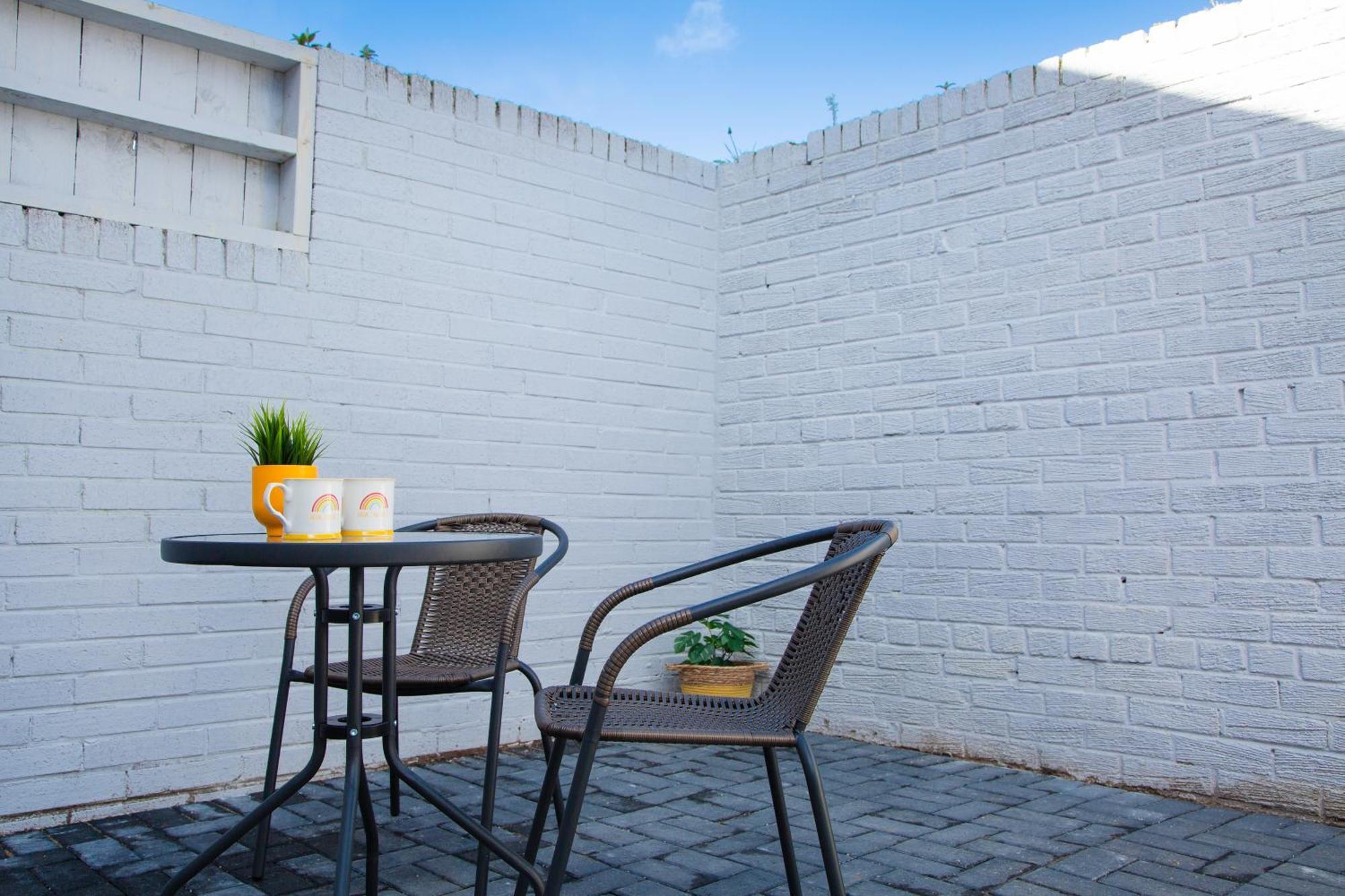 Holiday home 4 Bedrooms Spacious House With 2 Bathrooms Free Parking - Sleeps Up To 10 Guests *