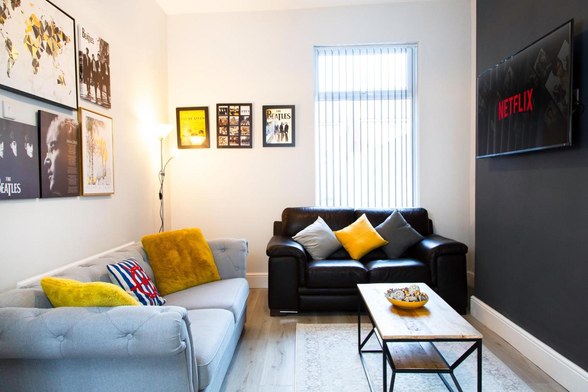 4 Bedrooms Spacious House With 2 Bathrooms Free Parking - Sleeps Up To 10 Guests Holiday home