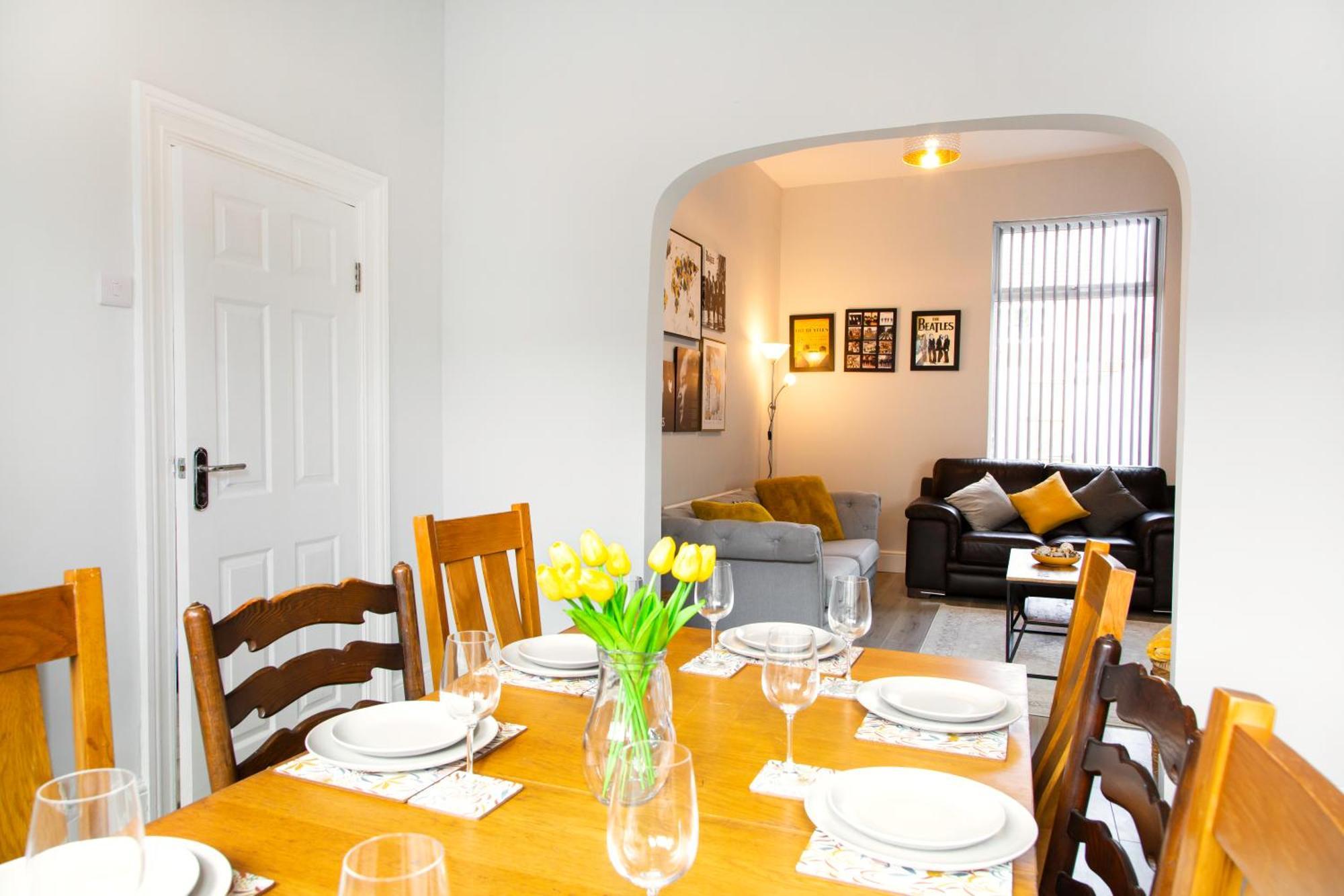 4 Bedrooms Spacious House With 2 Bathrooms Free Parking - Sleeps Up To 10 Guests *