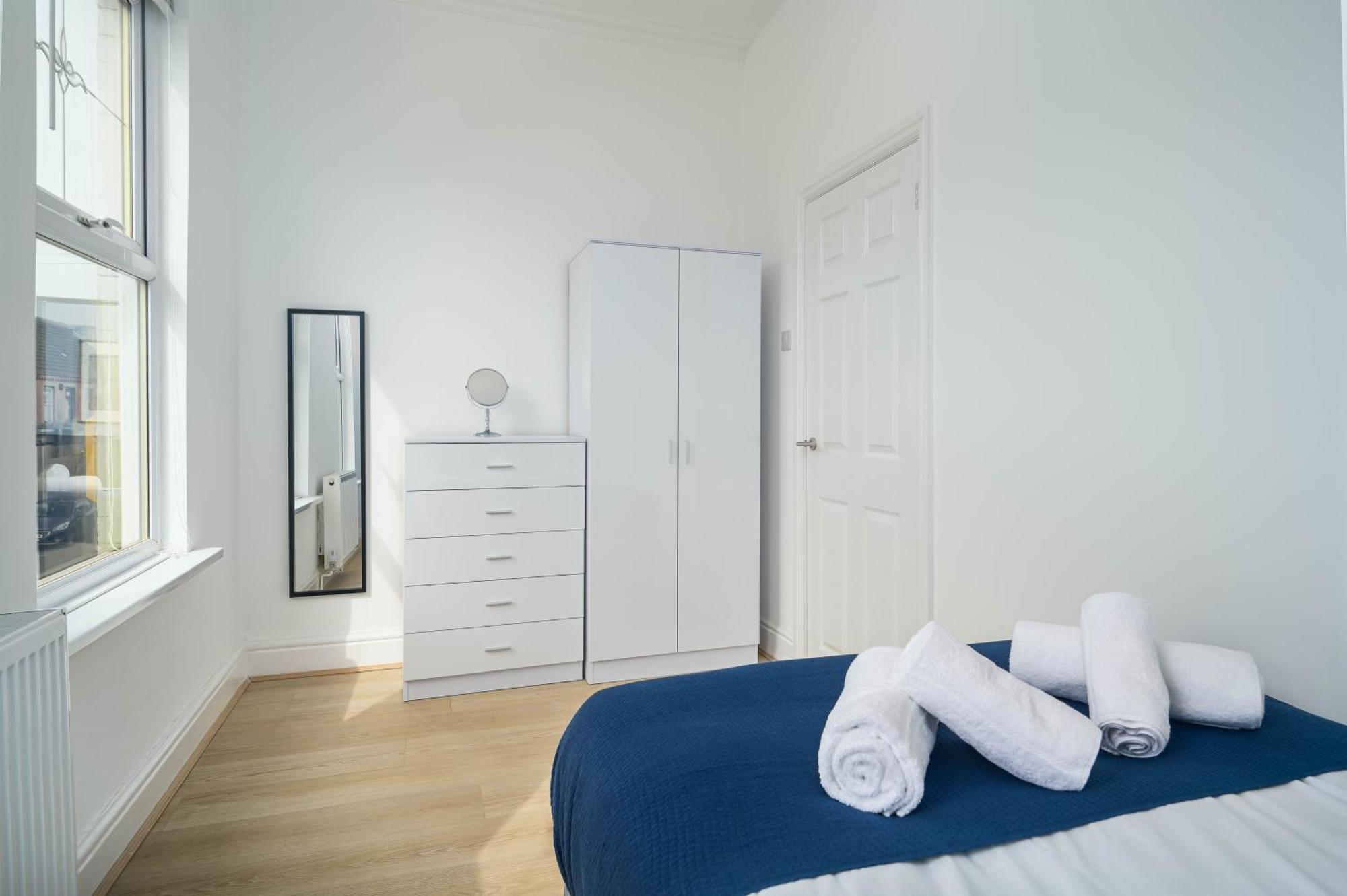Kinsley House - - 4 Bedroom * Liverpool