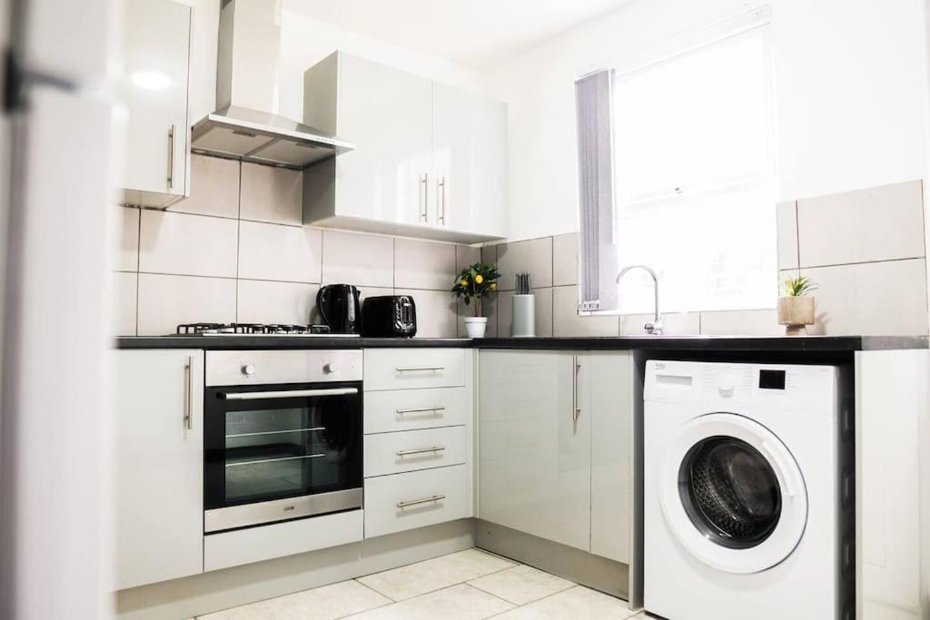Fully Equipped Modern Perfect For Contractors, Relocators Holiday home *
