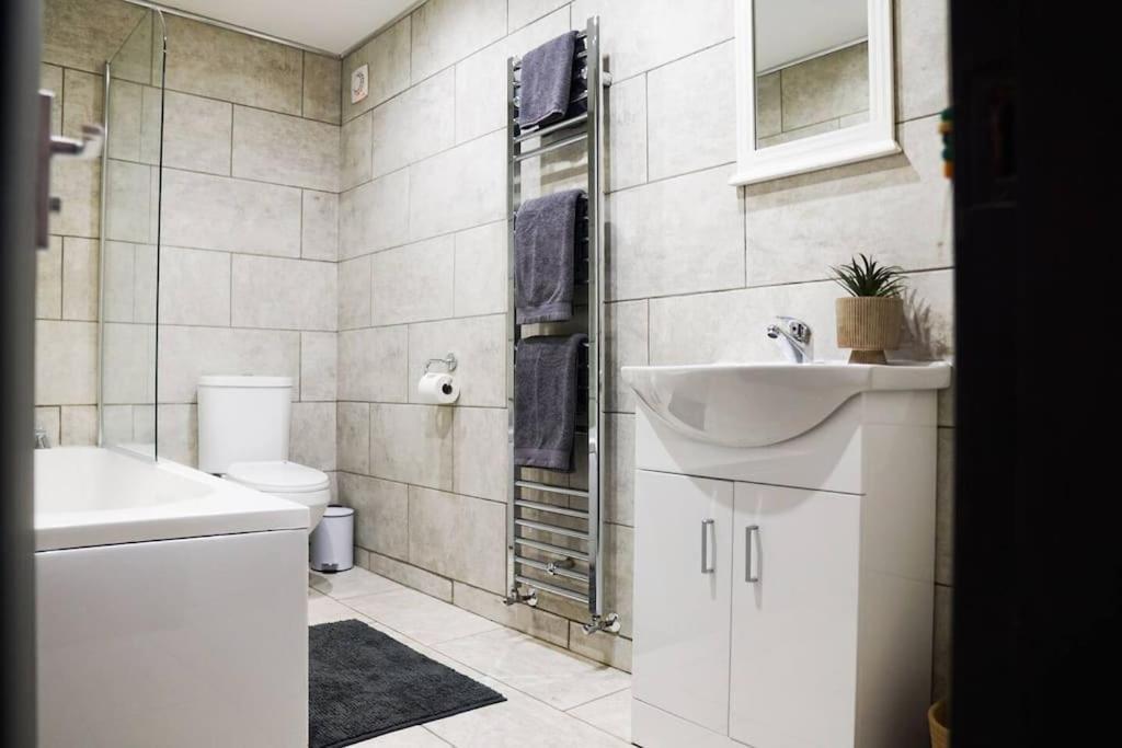 Fully Equipped Modern Perfect For Contractors, Relocators *