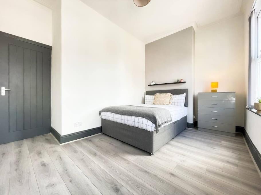 Fully Equipped Modern Perfect For Contractors, Relocators Holiday home Liverpool