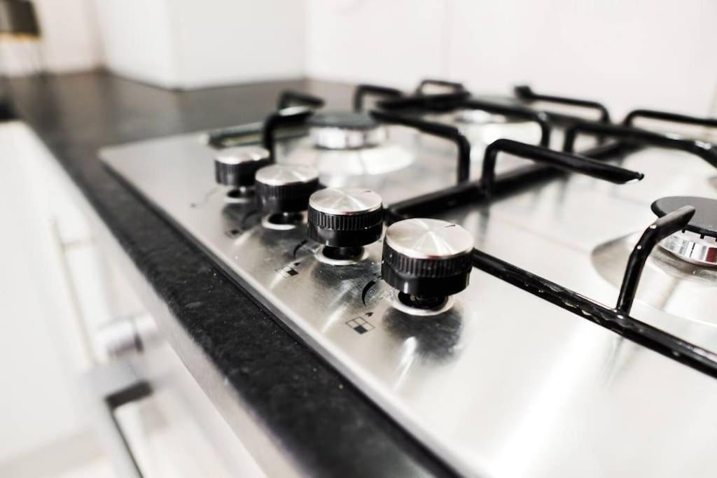 Fully Equipped Modern Perfect For Contractors, Relocators *