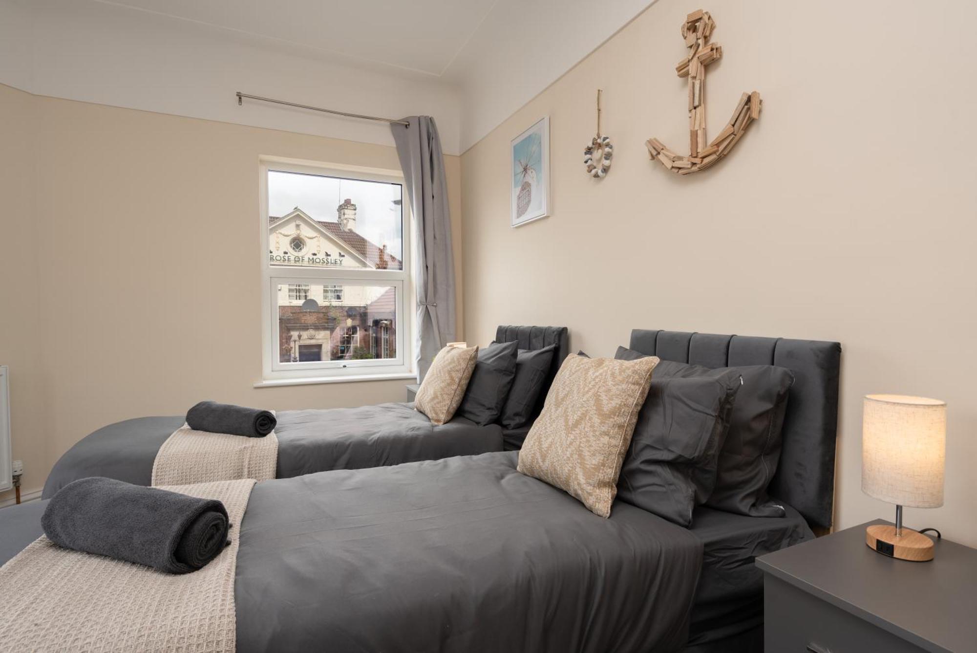 Large Cosy House - Free On Street Parking