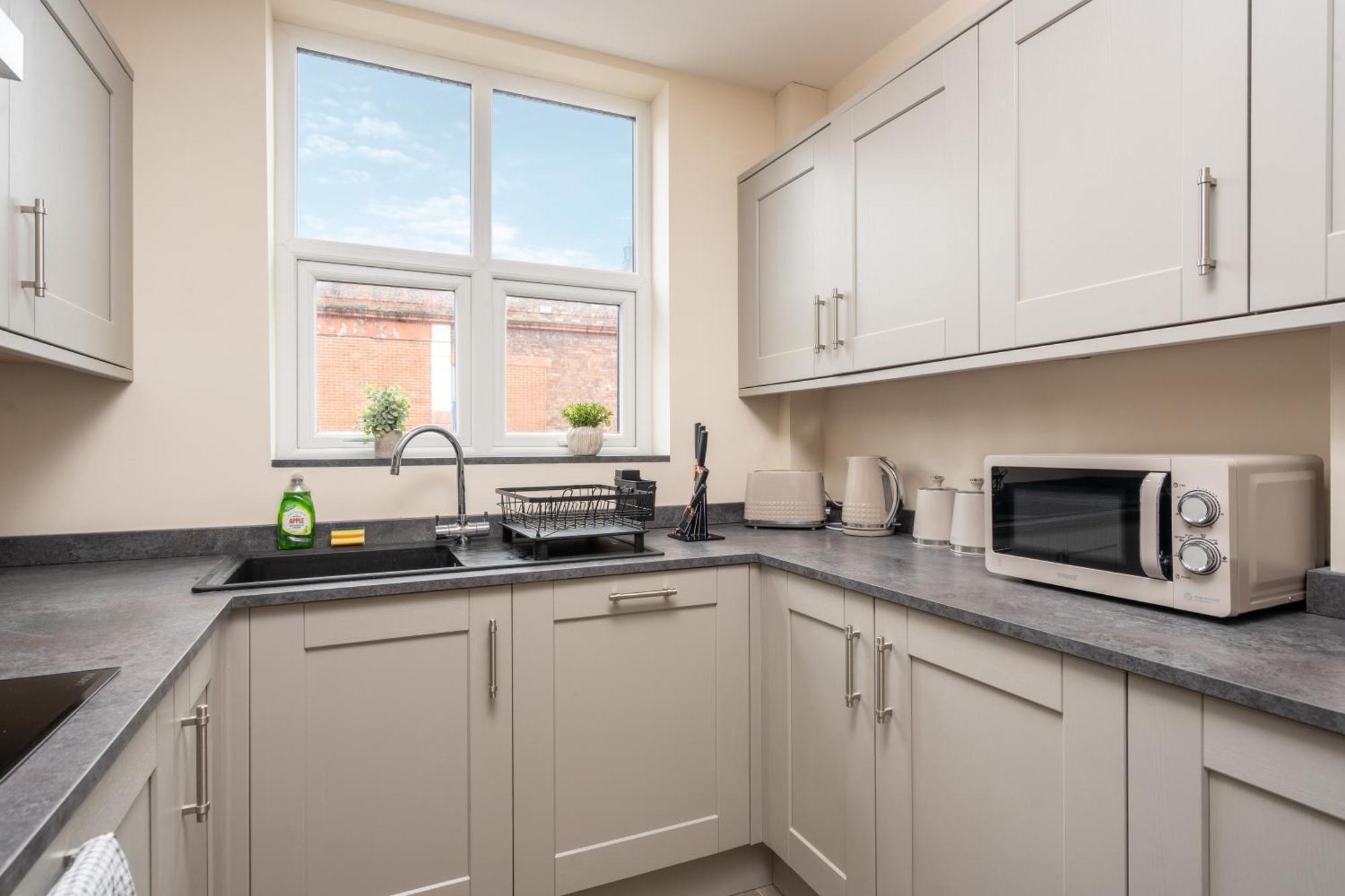 Large Cosy House - Free On Street Parking Liverpool