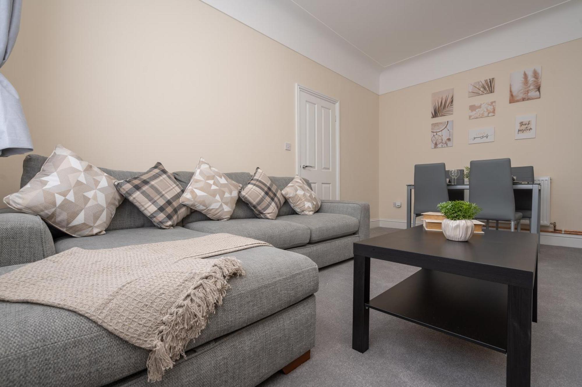 Holiday home Large Cosy House - Free On Street Parking
