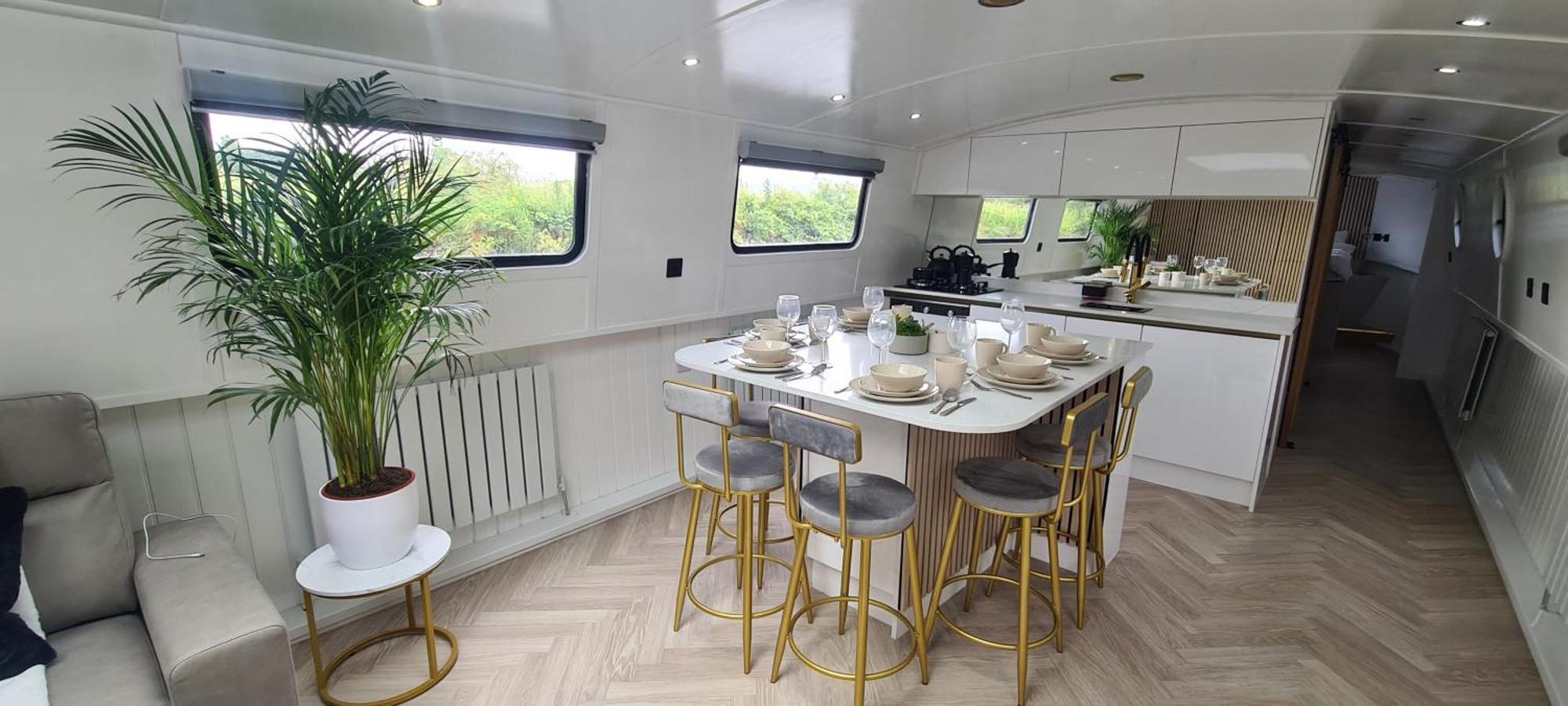 Botel Luxury Boat Sleeping 6 Wifi