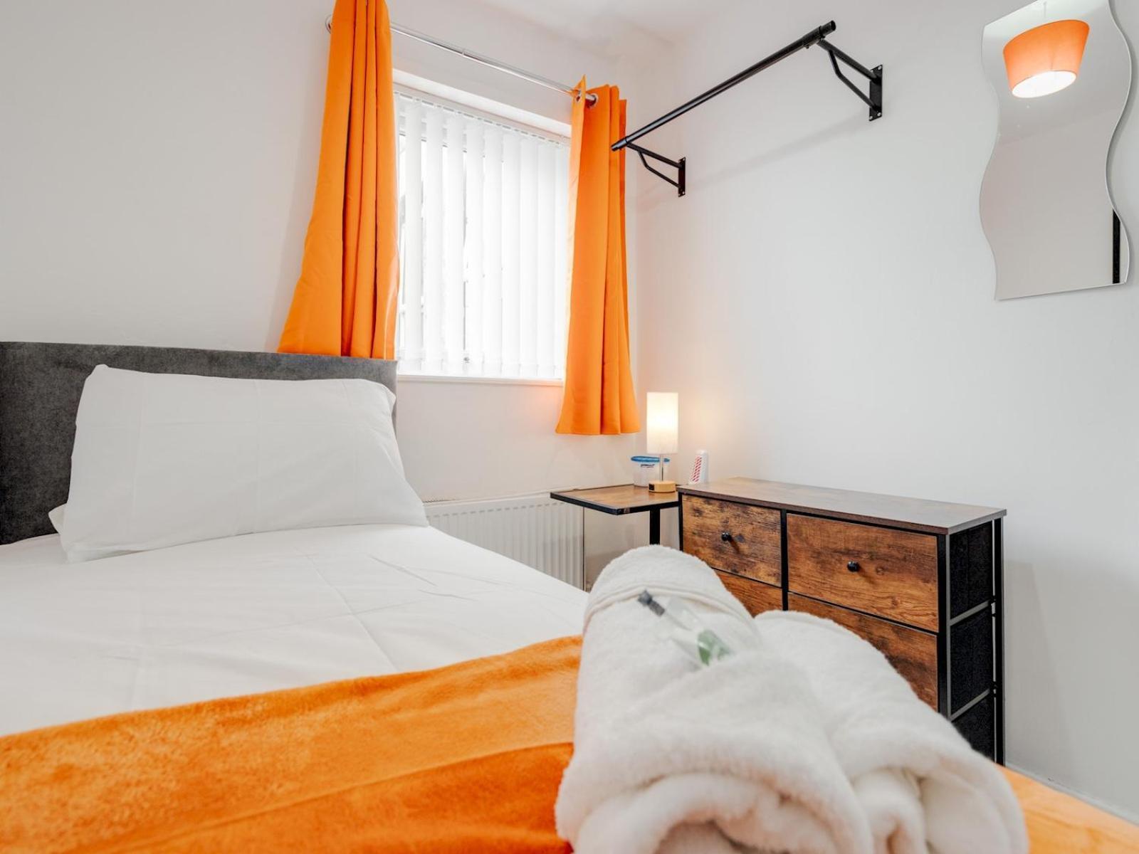Holiday home Pass The Keys Ruiskin St - Kirkdale Terrace Sleeps 5 Parking