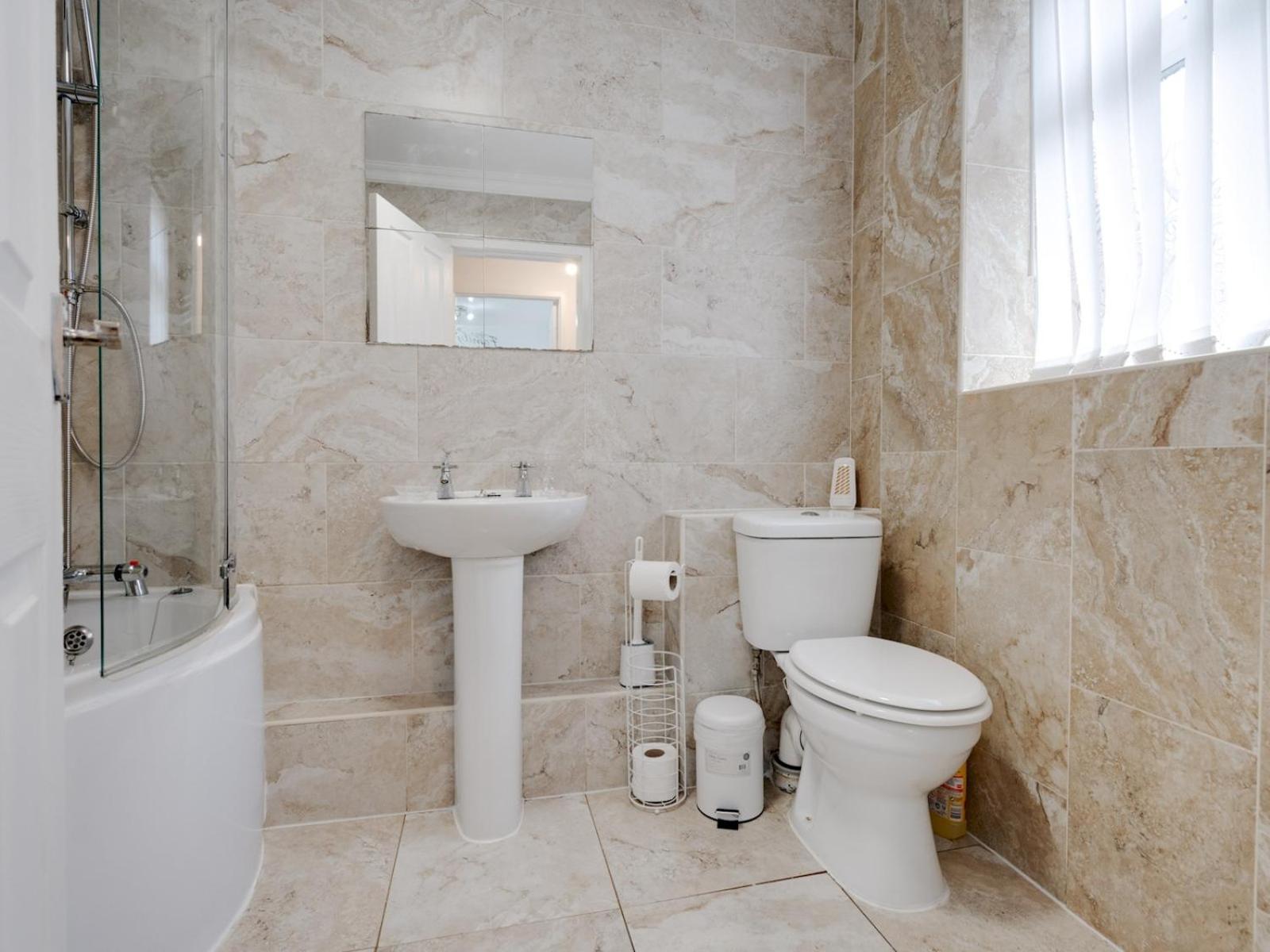 Pass The Keys Ruiskin St - Kirkdale Terrace Sleeps 5 Parking Holiday home *
