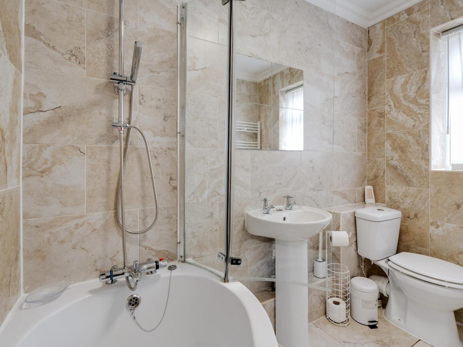 Holiday home Pass The Keys Ruiskin St - Kirkdale Terrace Sleeps 5 Parking Liverpool