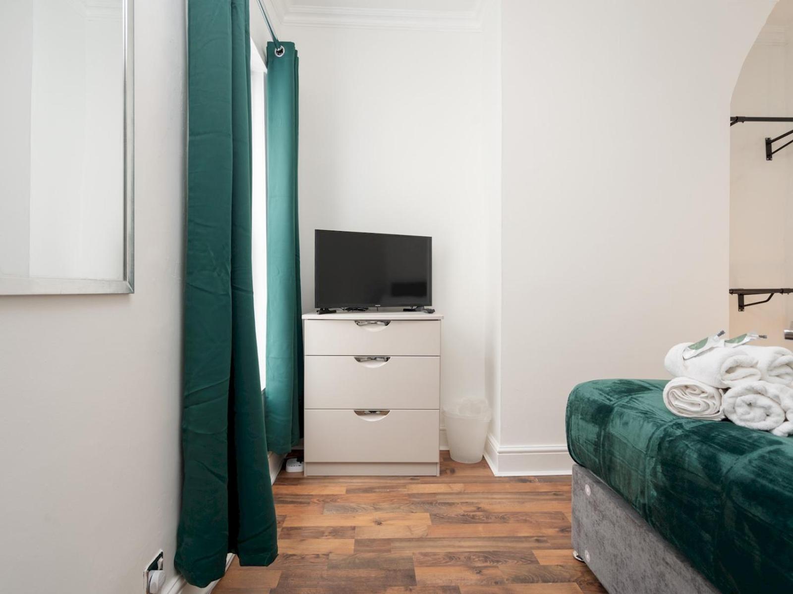 Pass The Keys Ruiskin St - Kirkdale Terrace Sleeps 5 Parking Holiday home