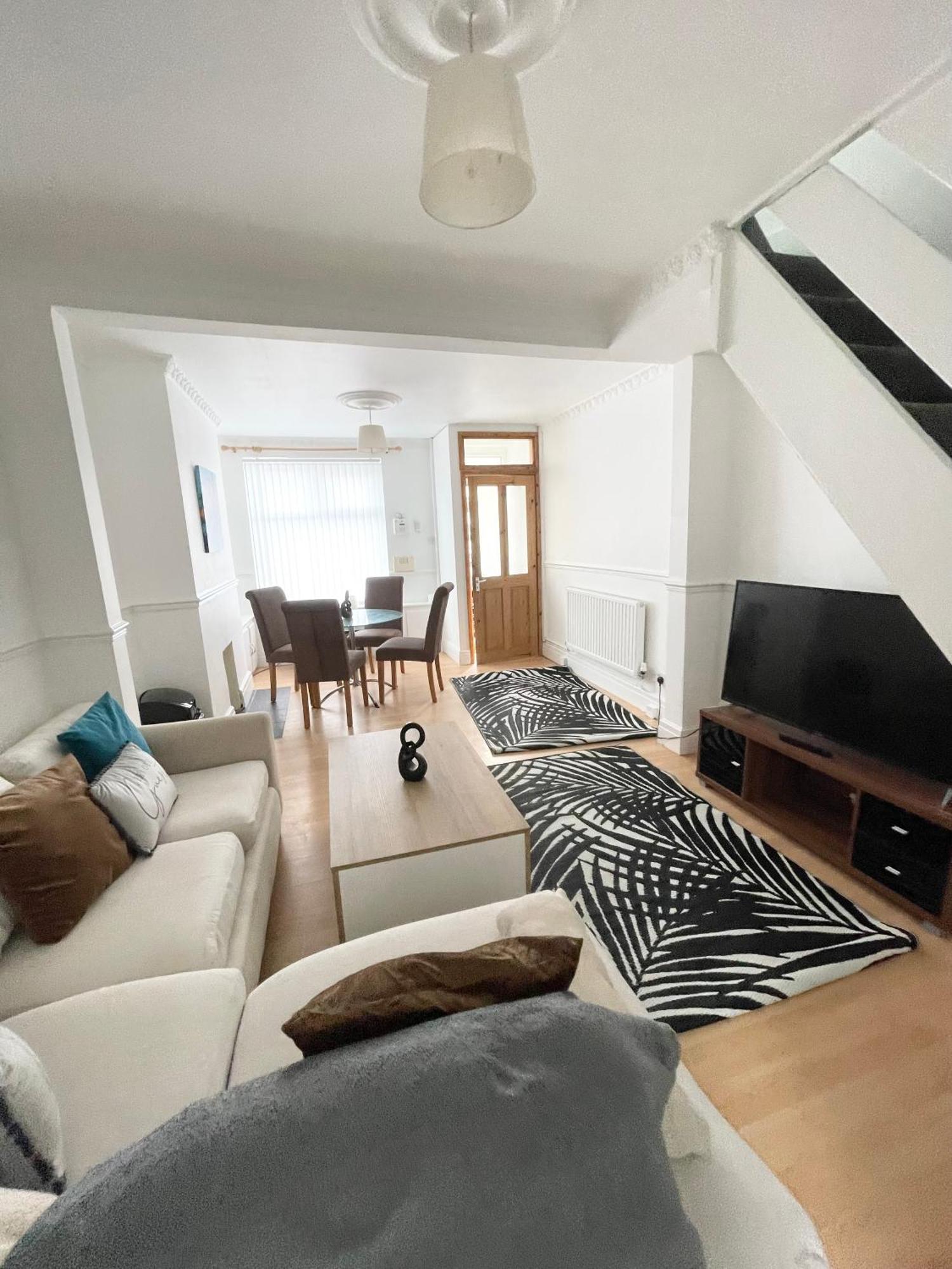 Cute 2 Bedroom Townhouse With Free Street Parking 80 Pound Deposit Returned Next Day Before 1pm If No Damages Holiday home Liverpool