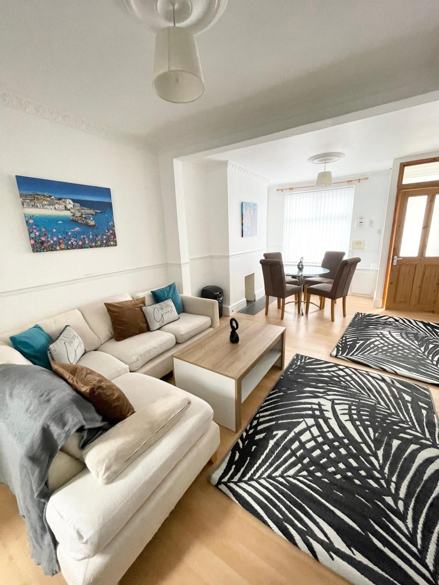 Cute 2 Bedroom Townhouse With Free Street Parking 80 Pound Deposit Returned Next Day Before 1pm If No Damages *