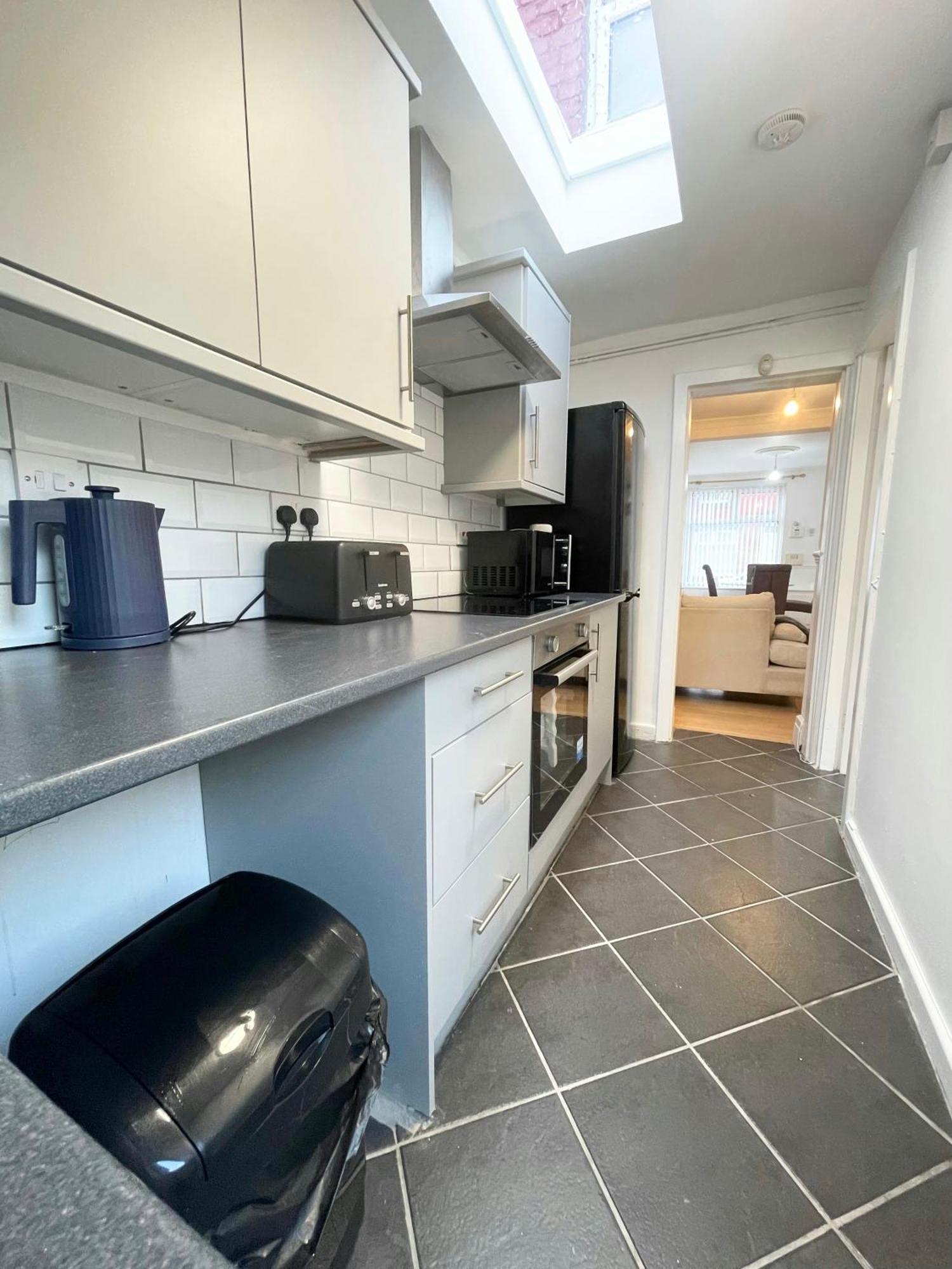 Cute 2 Bedroom Townhouse With Free Street Parking 80 Pound Deposit Returned Next Day Before 1pm If No Damages * Liverpool