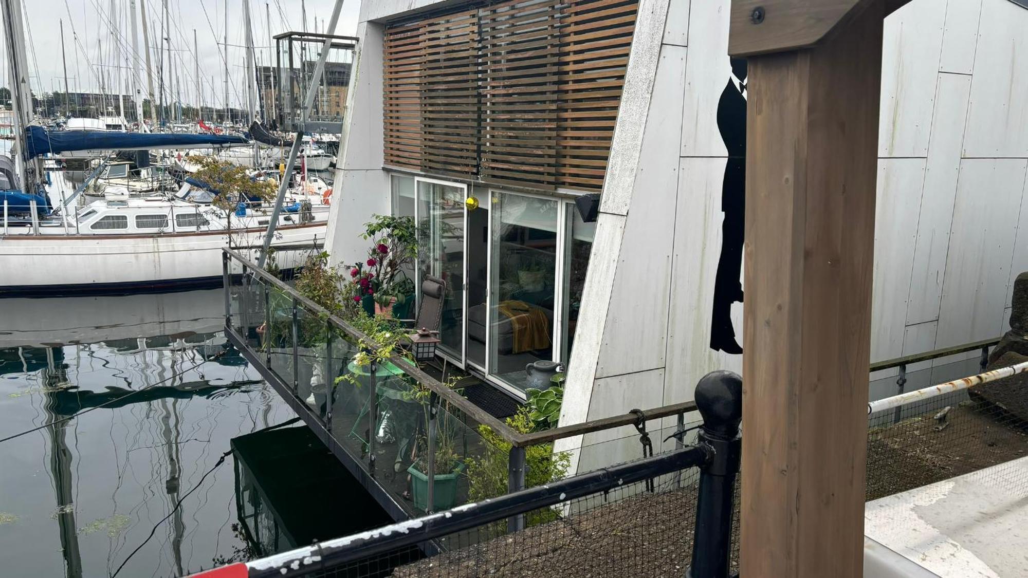 Float Uniquely On Waterfront On Our High End 8 Berth Houseboat Botel
