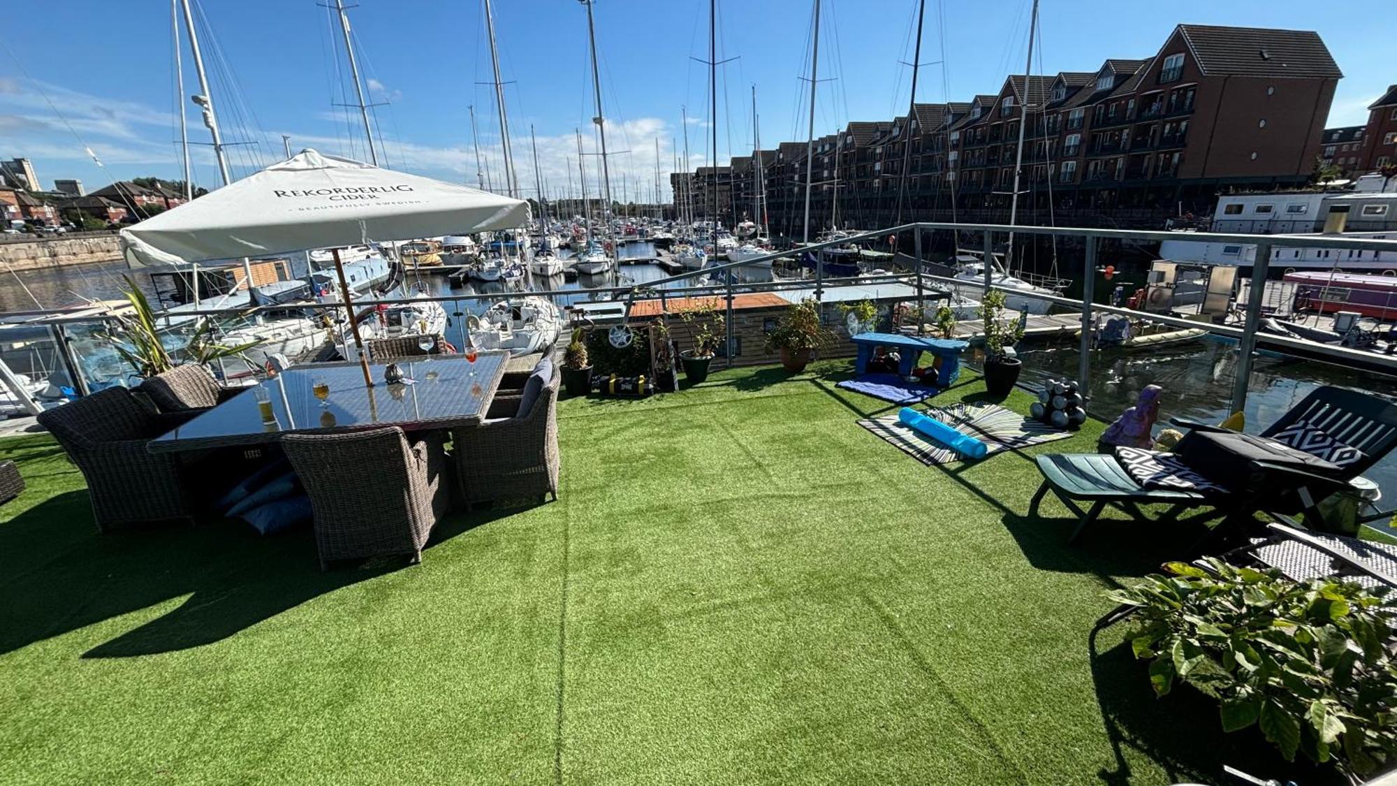 Float Uniquely On Waterfront On Our High End 8 Berth Houseboat * Liverpool