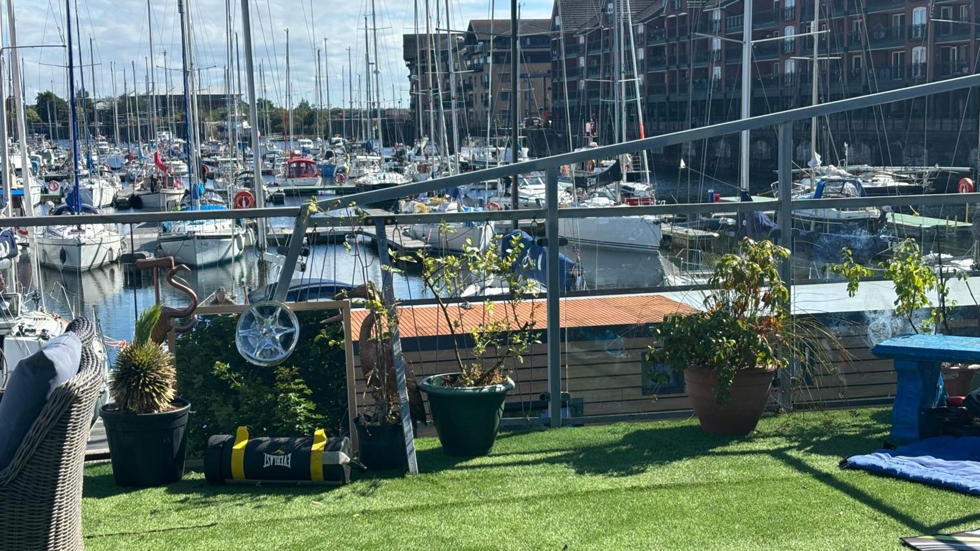 Botel Float Uniquely On Waterfront On Our High End 8 Berth Houseboat *