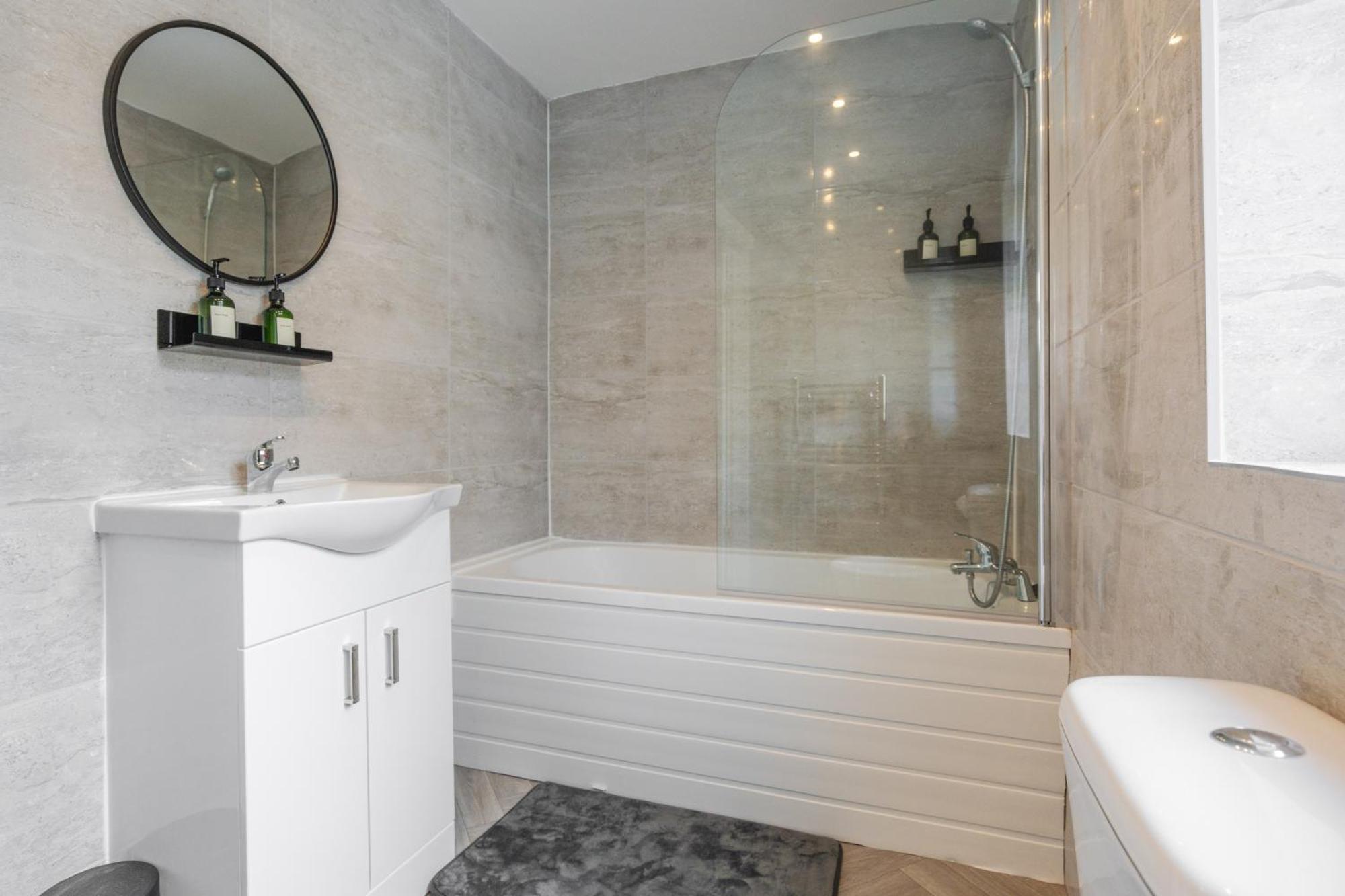 Charming & Trendy 4 Bedroom Luxury In Anfield Apartment *