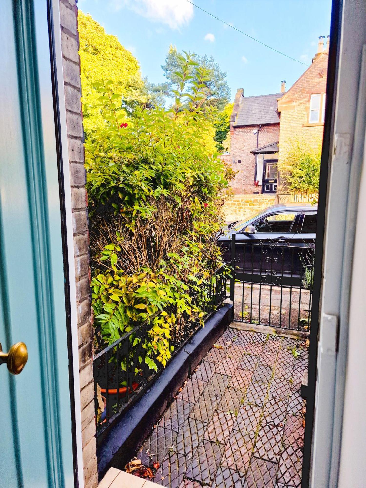Upscale Family Beautiful Setting * Liverpool
