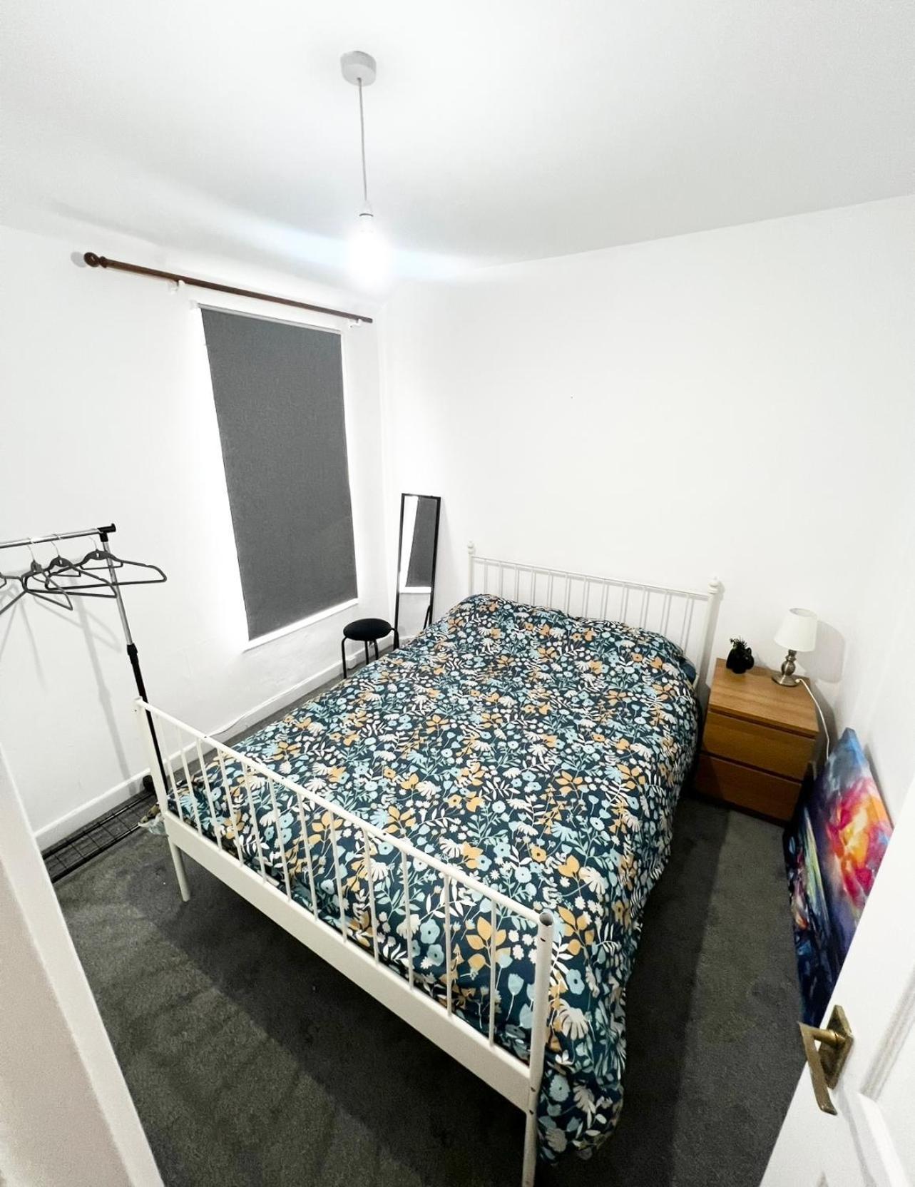 Cute 2 Bedroom Townhouse With Free Street Parking 80 Pound Deposit Returned Next Day Before 1pm If No Damages *