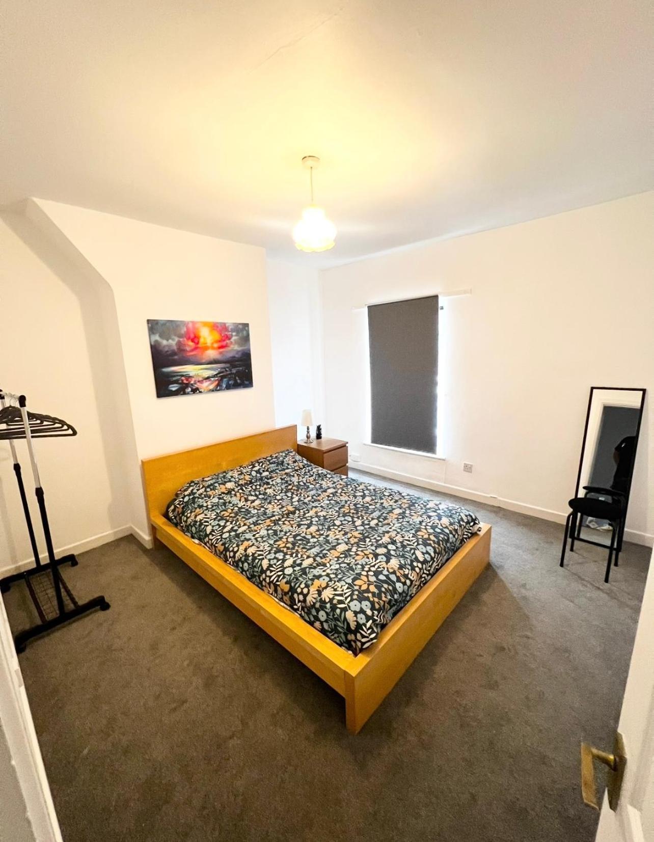Cute 2 Bedroom Townhouse With Free Street Parking 80 Pound Deposit Returned Next Day Before 1pm If No Damages *