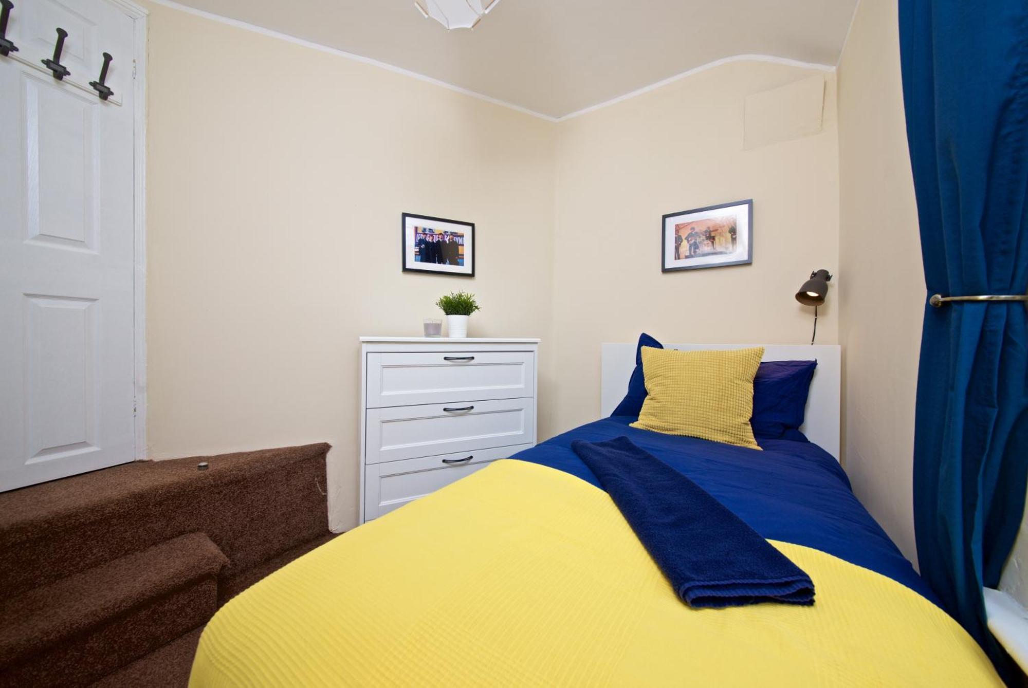 Beatles Themed Spacious 5 Bedrooms Terraced House Holiday home *
