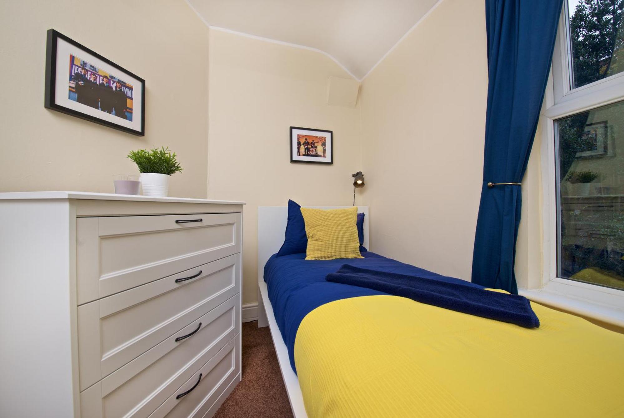 Holiday home Beatles Themed Spacious 5 Bedrooms Terraced House *