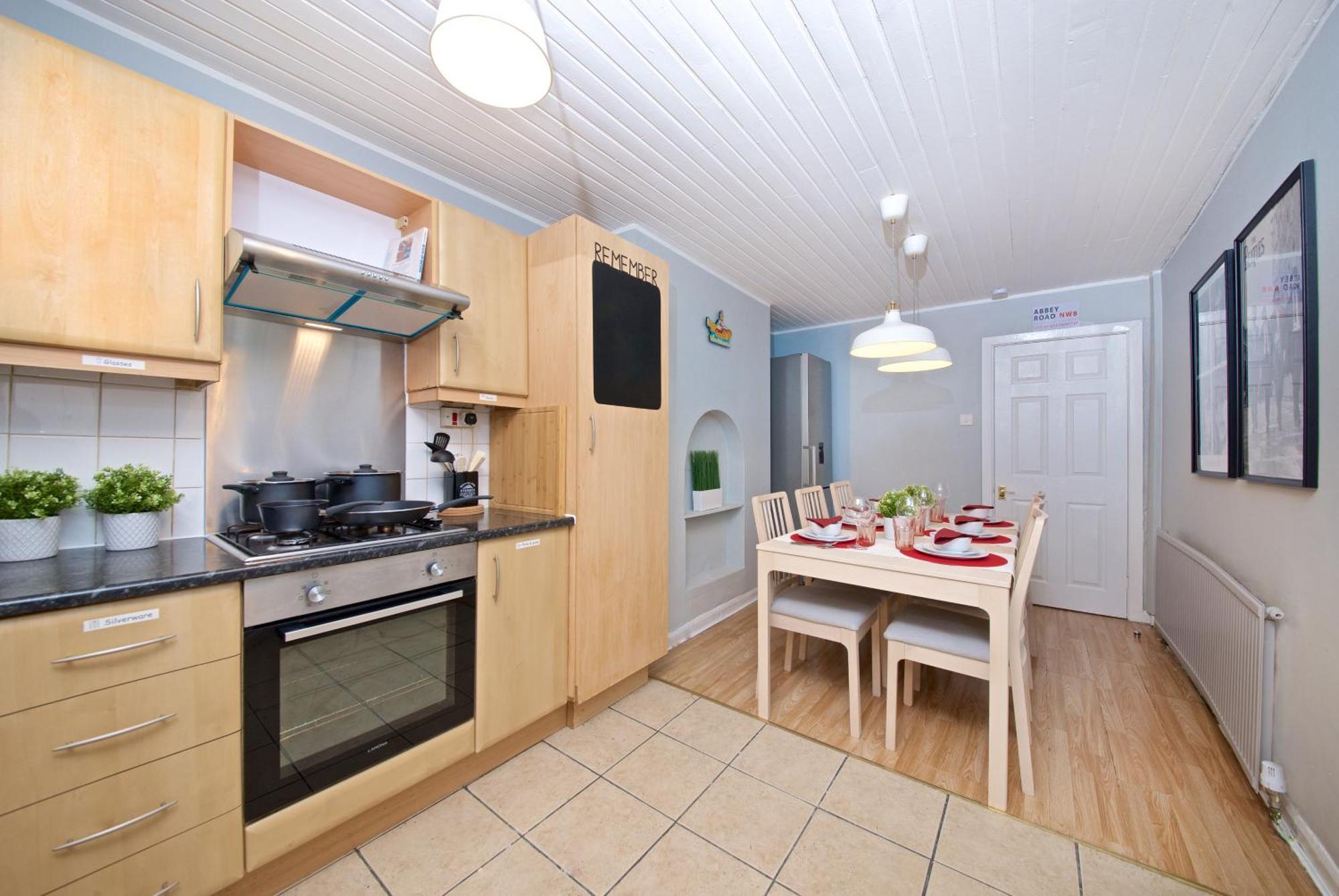 Holiday home Beatles Themed Spacious 5 Bedrooms Terraced House