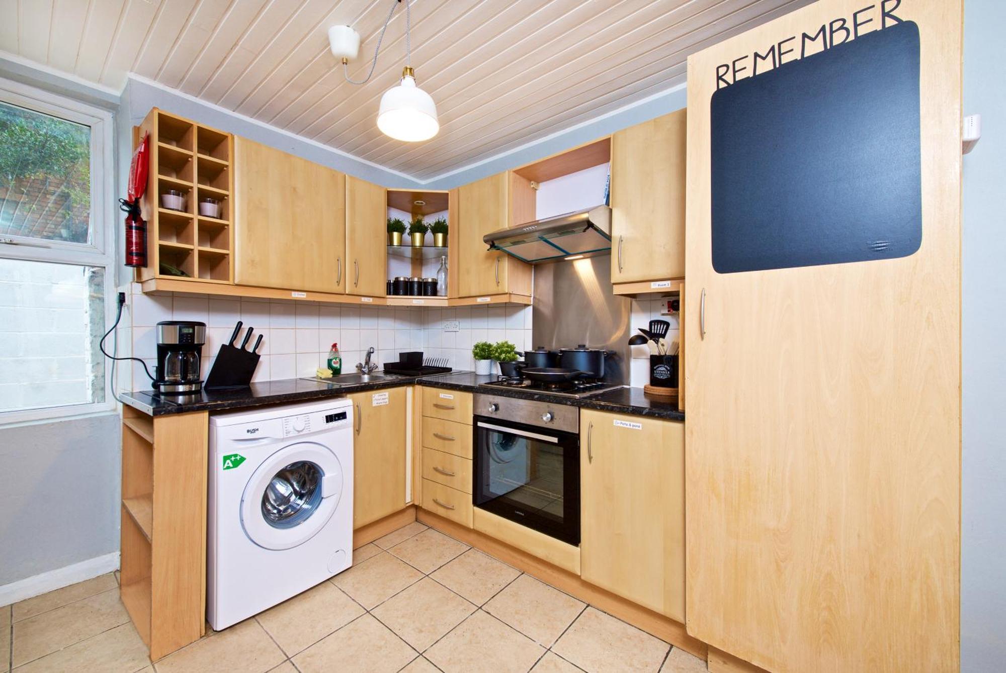Holiday home Beatles Themed Spacious 5 Bedrooms Terraced House Liverpool