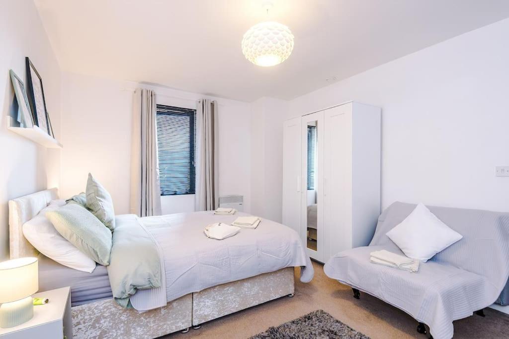 Sleeps 6, Stylish Apartment, Perfect For Groups, Long Term Disc *