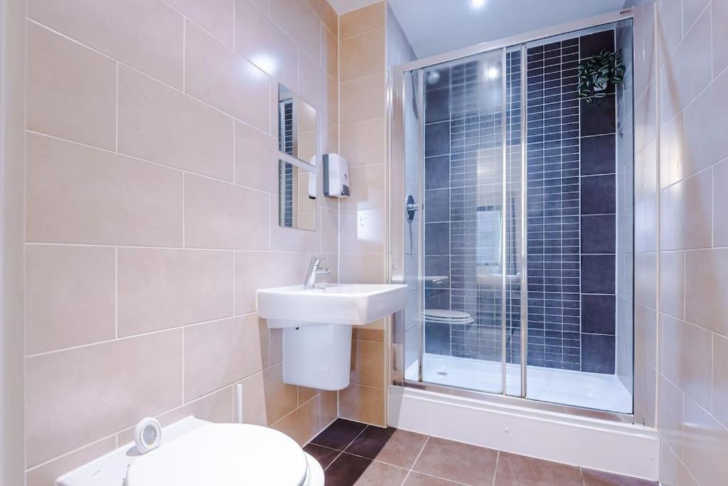 Apartment Sleeps 6, Stylish Apartment, Perfect For Groups, Long Term Disc *