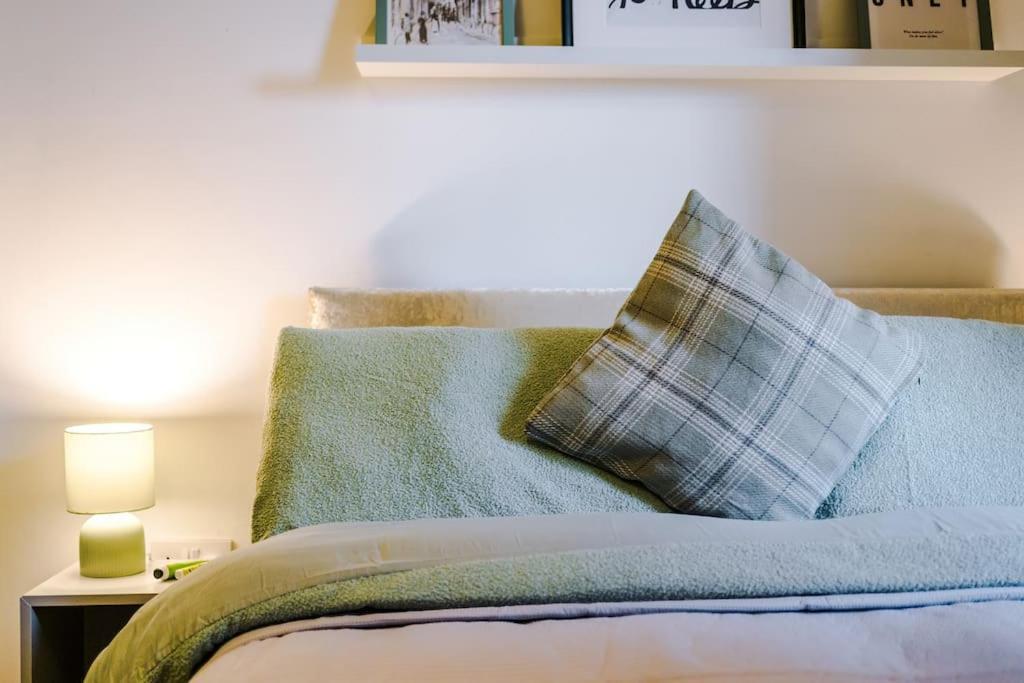 Sleeps 6, Stylish Apartment, Perfect For Groups, Long Term Disc *