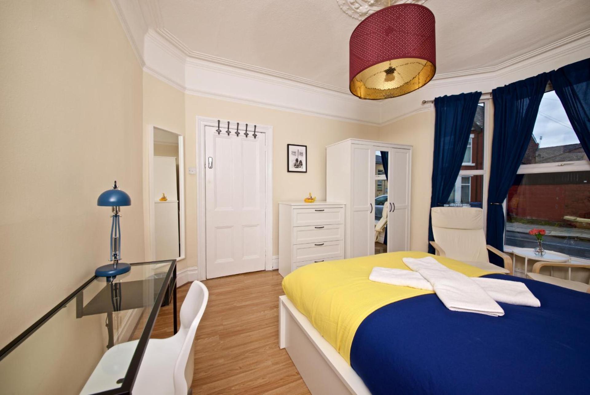 Holiday home Beatles Themed Spacious 5 Bedrooms Terraced House