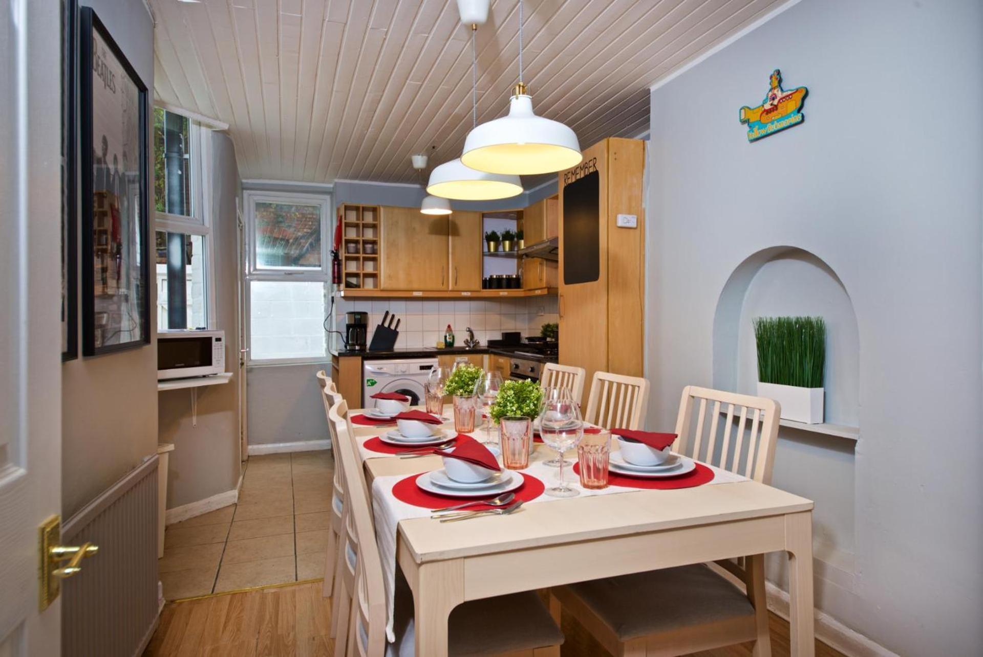 Beatles Themed Spacious 5 Bedrooms Terraced House Holiday home Liverpool