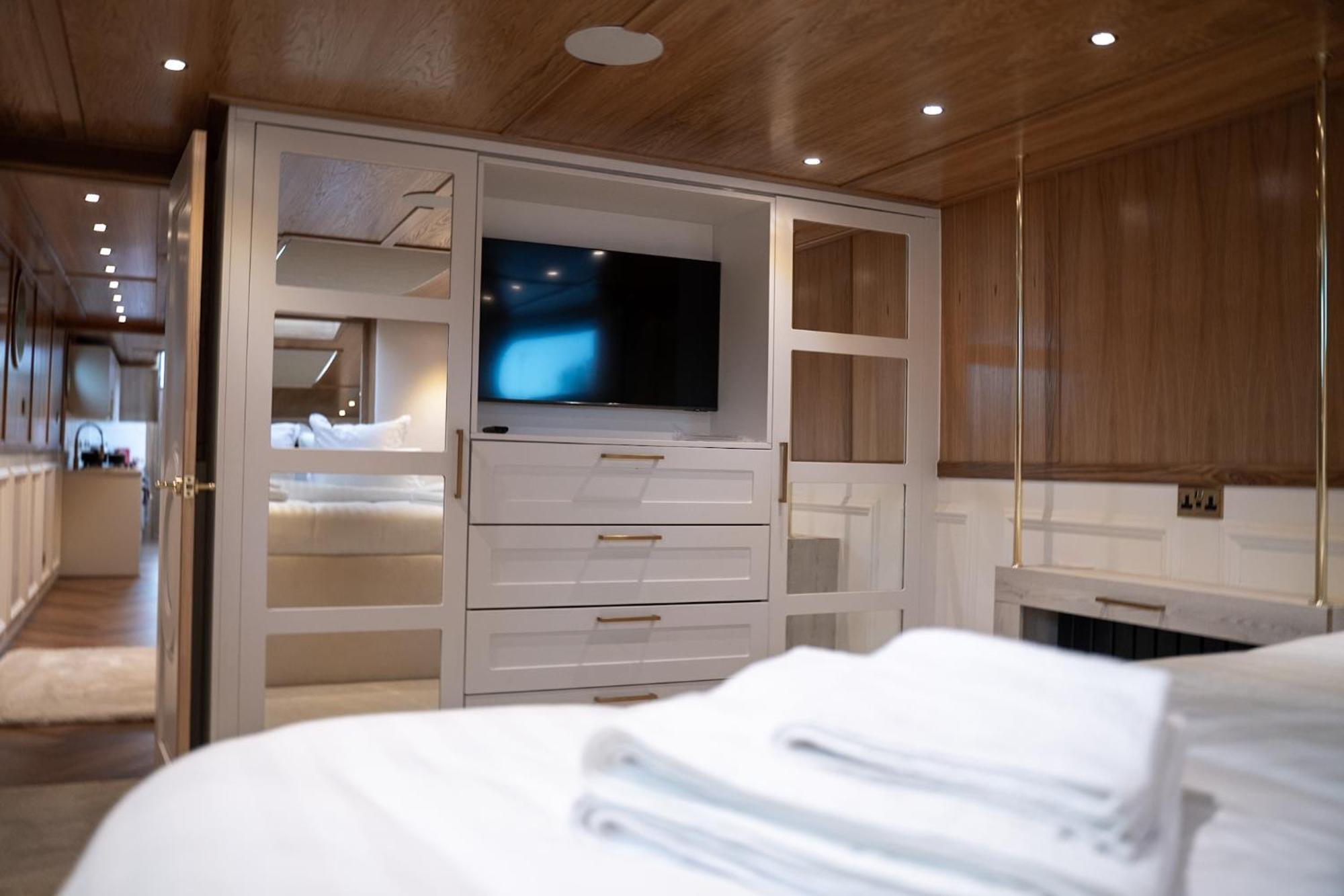 Lady Petra 2 Bedroom Luxury Barge * Liverpool