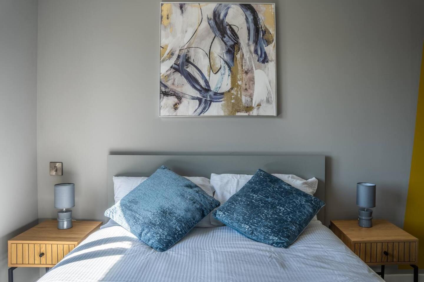 2-bed Flat At Monarchs Quay, Waterfront Apartment